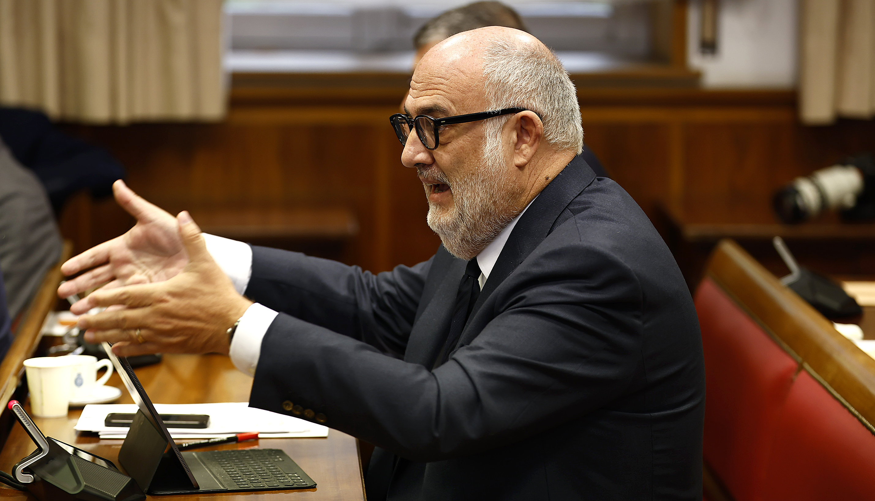 El senador de Junts Eduard Pujol en la comparecencia de Pedro Sánchez.