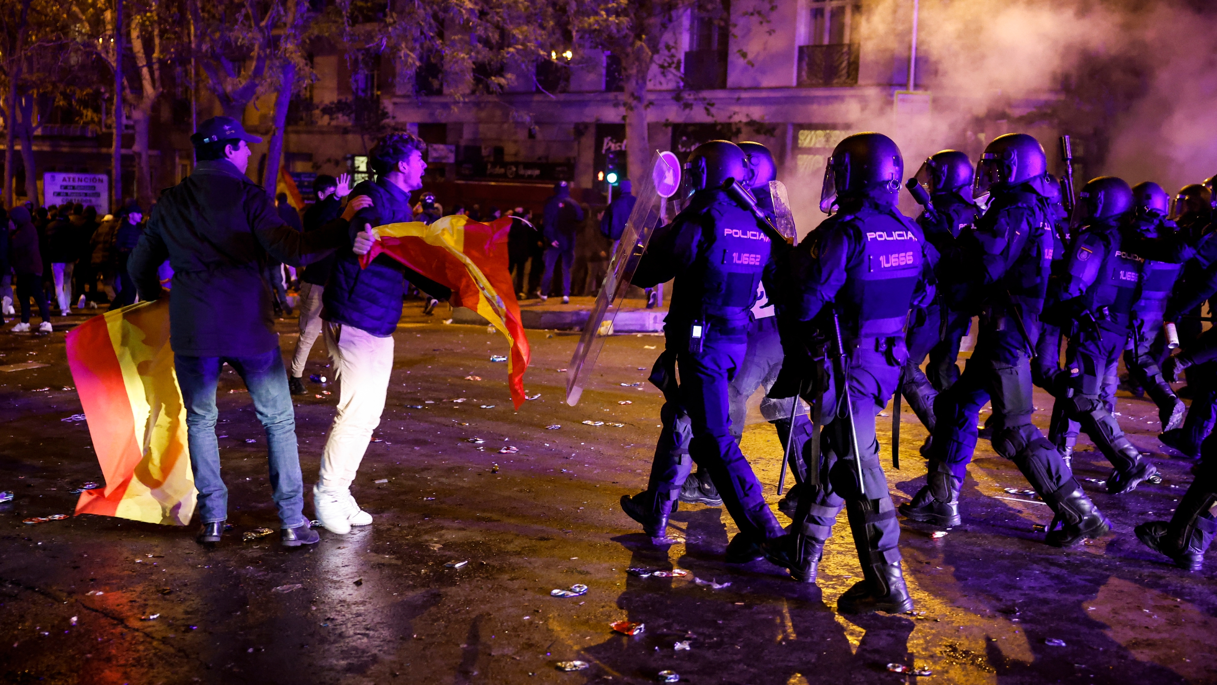 Miles de personas se manifiestan en la sede del PSOE en Madrid