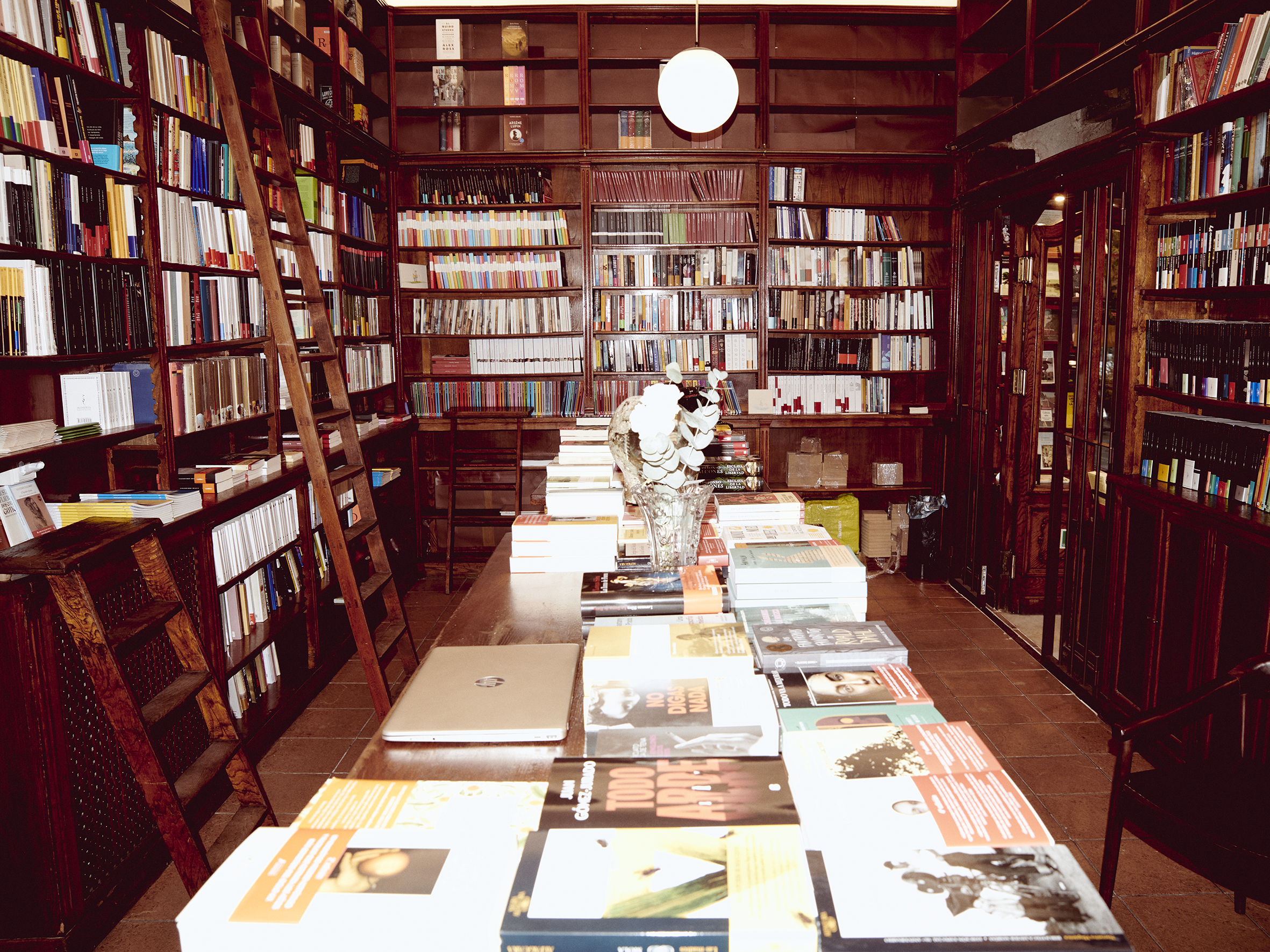 Librería con Biblioteca en Madera de Cerezo