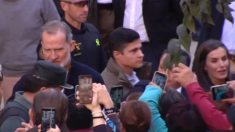 Los reyes, Felipe y Letizia, visitan Chiva.