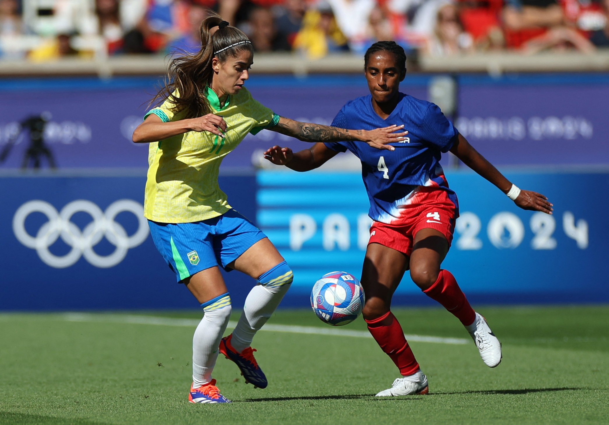 Paris 2024 Olympics - Football - Women's Gold Medal Match - Brazil vs United States - Parc des Princes, Paris, France - August 10, 2024. Jheniffer of Brazil in action with Naomi Girma of the United States. REUTERS/Isabel Infantes