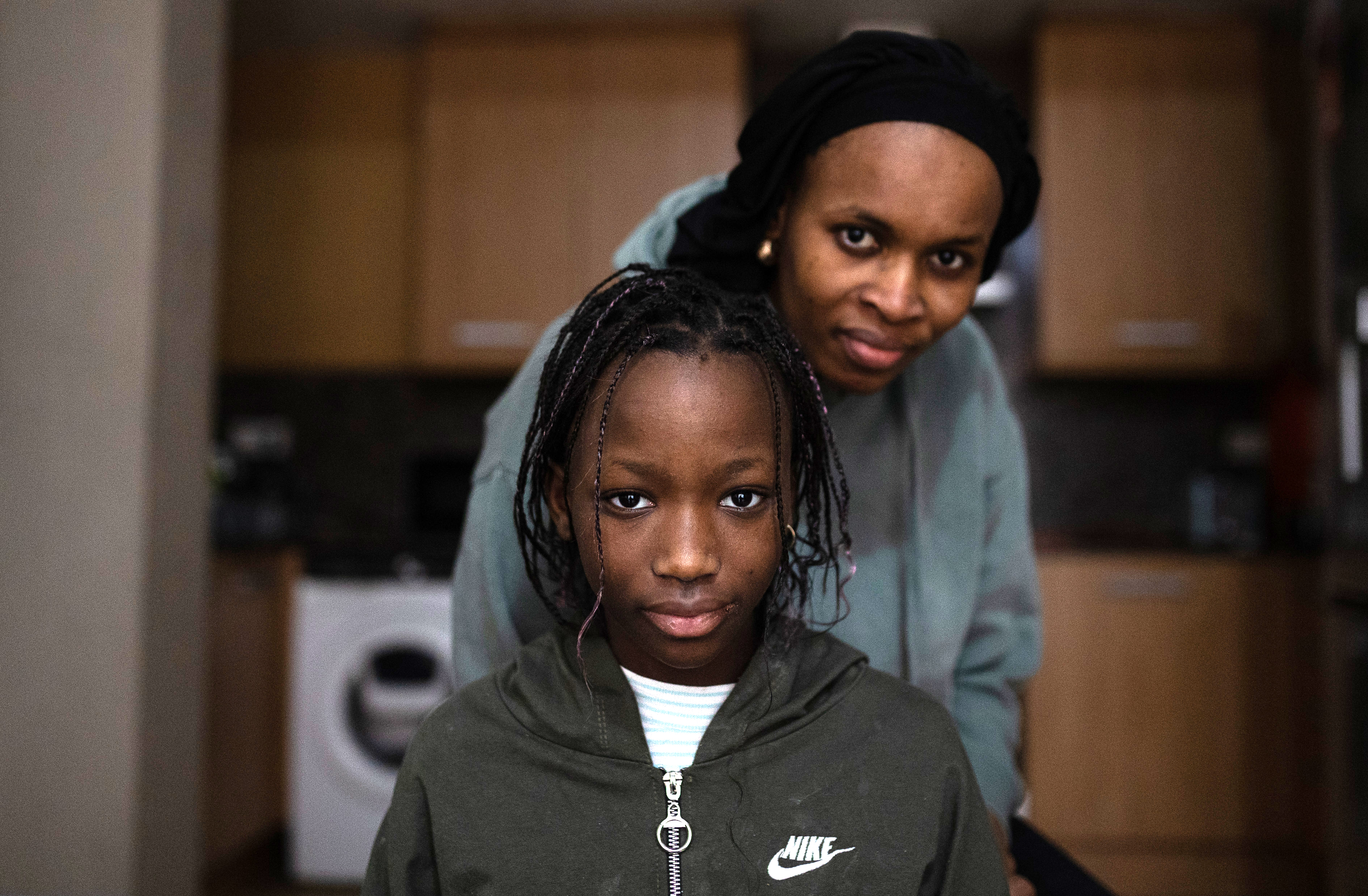 Diama Ndiaye, de 11 años y ya curada de una drepanocitosis, junto a su madre, Oulimata Ndiaye, de 33 años, en su casa de Terrassa (Barcelona).