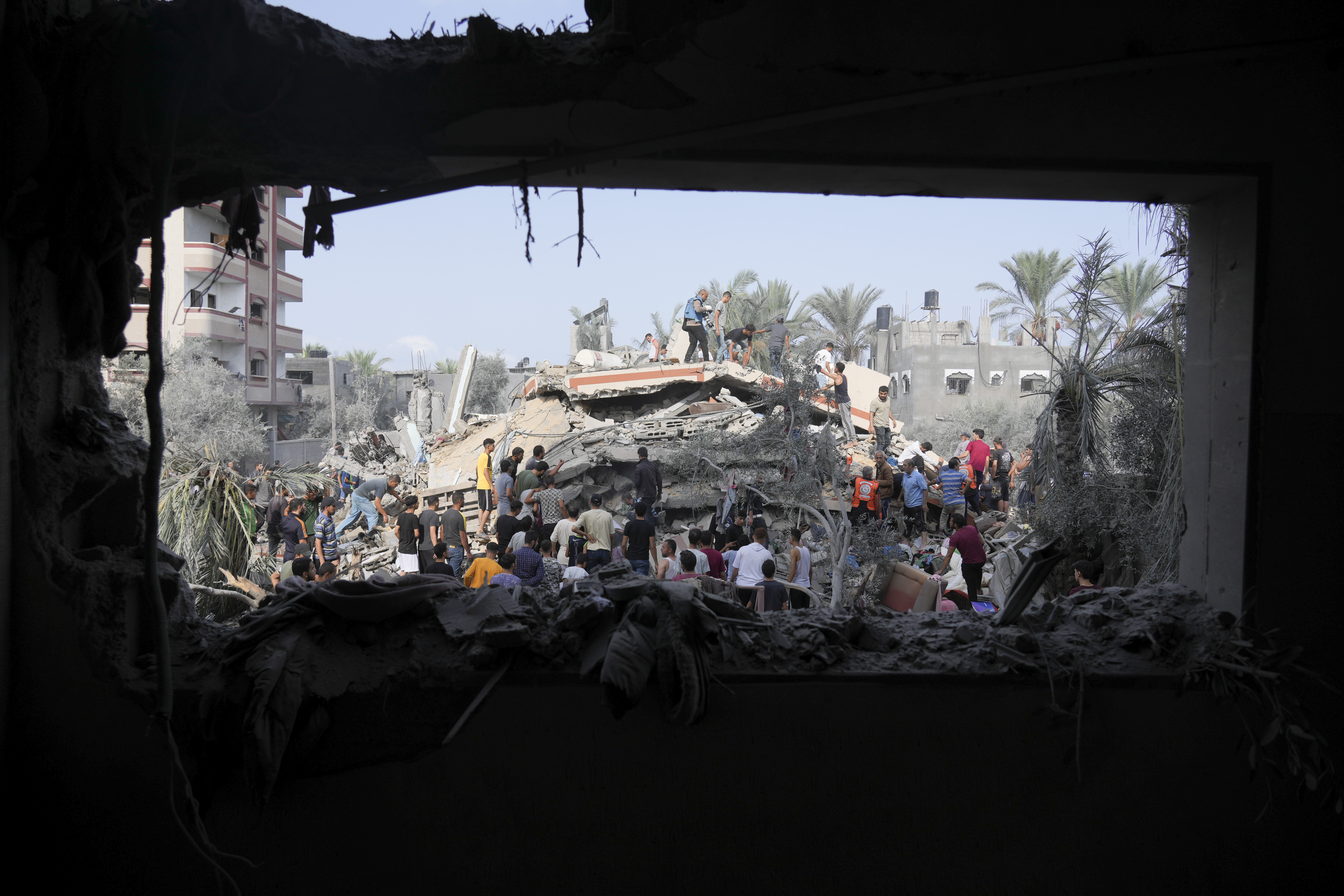 Israel intensifica los bombardeos sobre Gaza y golpea Cisjordania y el sur de Líbano