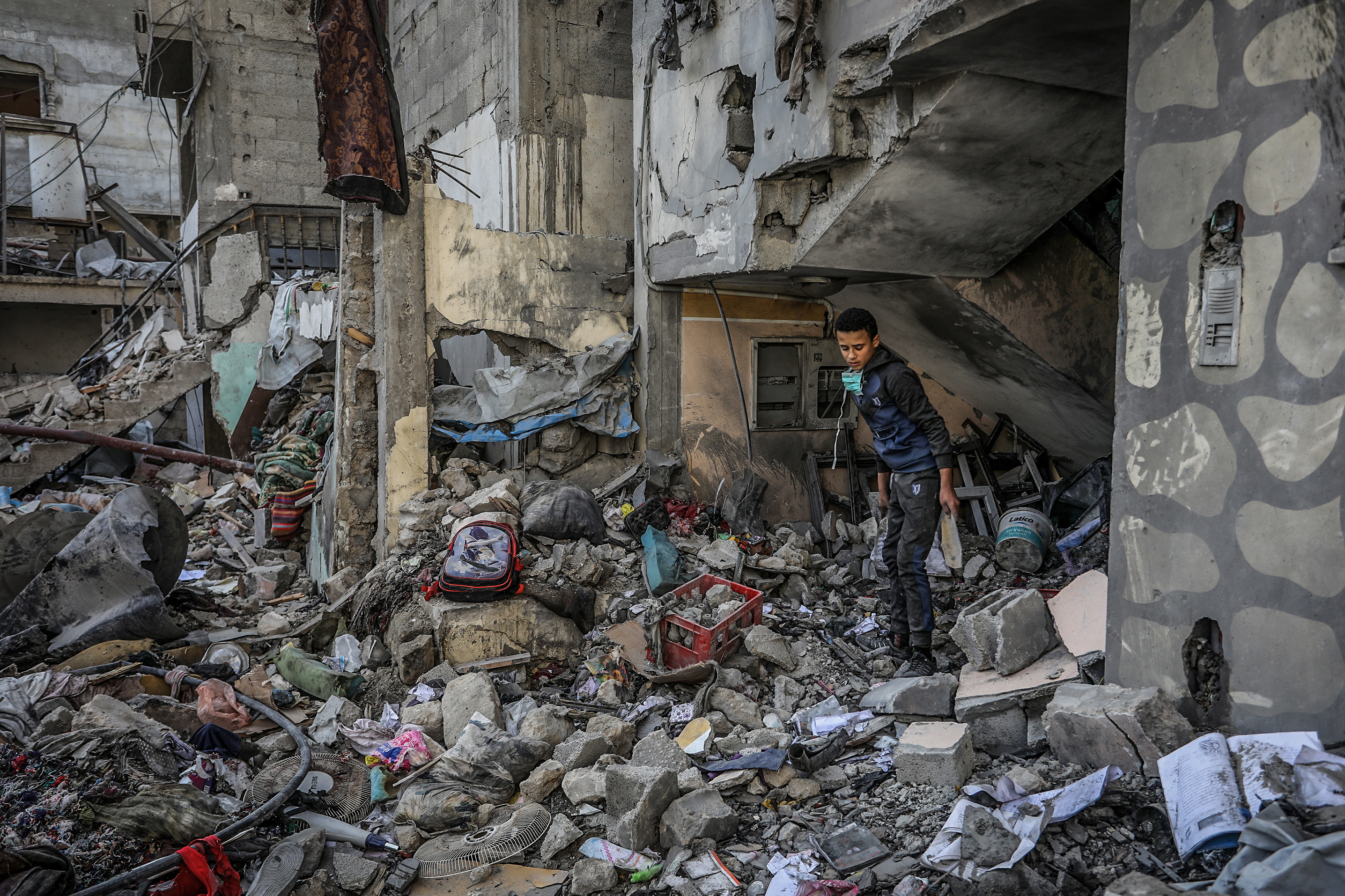 Un hombre sobre basura y escombros de un edificio en Jan Yunis, en el sur de Gaza, tras los ataques israelíes, este martes 18 de marzo de 2025.