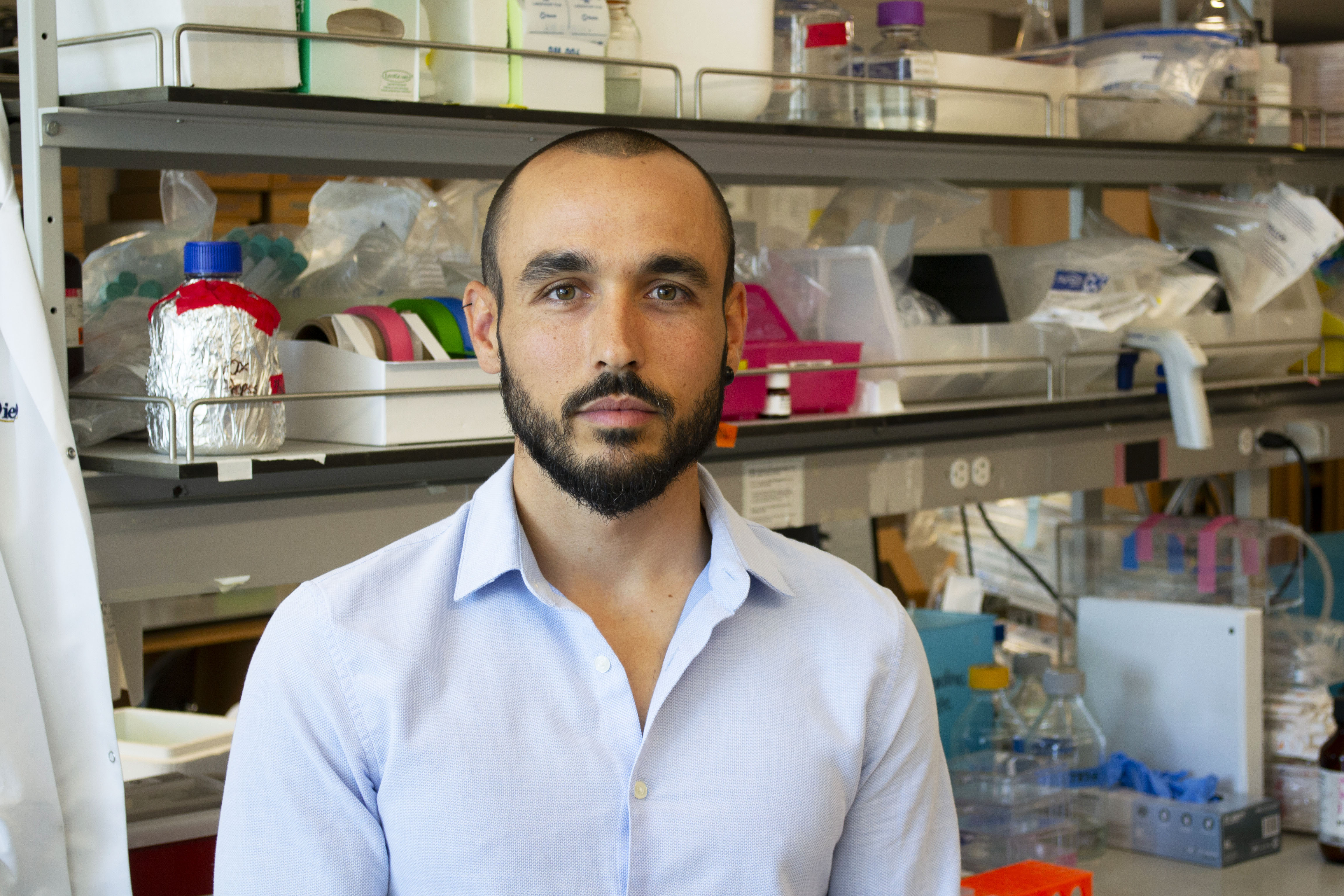 El bioquímico Miguel Reina, en su laboratorio de la Universidad de California en San Diego (EE UU).