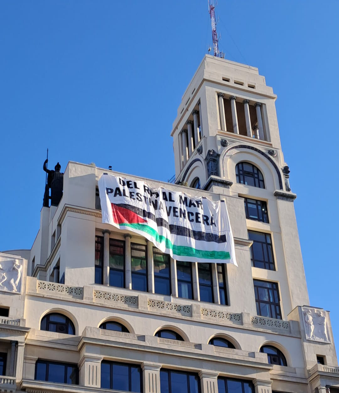 Una bandera propalestina, este domingo en el Círculo de Bellas Artes.