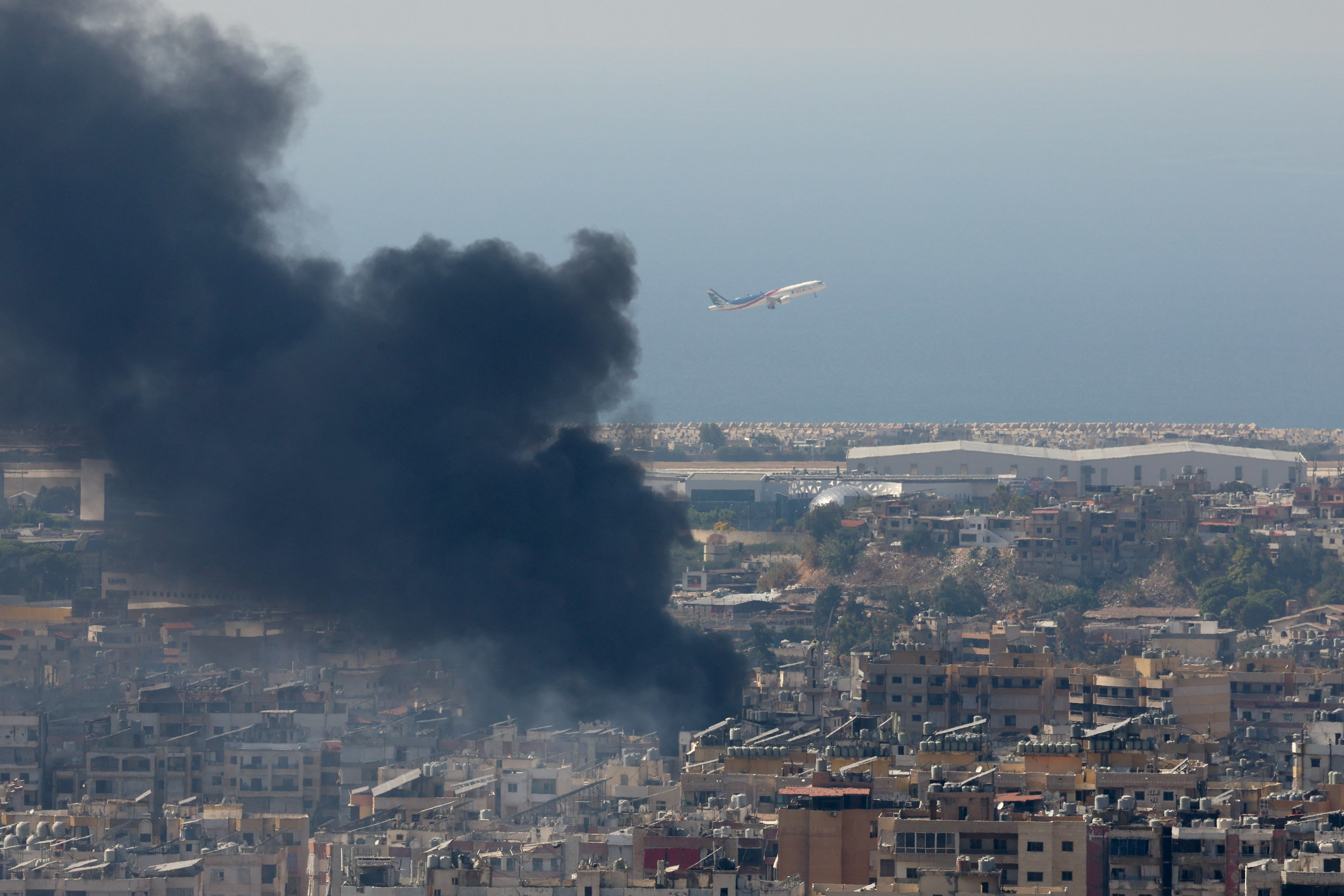 Una columna de humo se eleva sobre Beirut tras un ataque israelí a los suburbios de la capital libanesa este martes. 