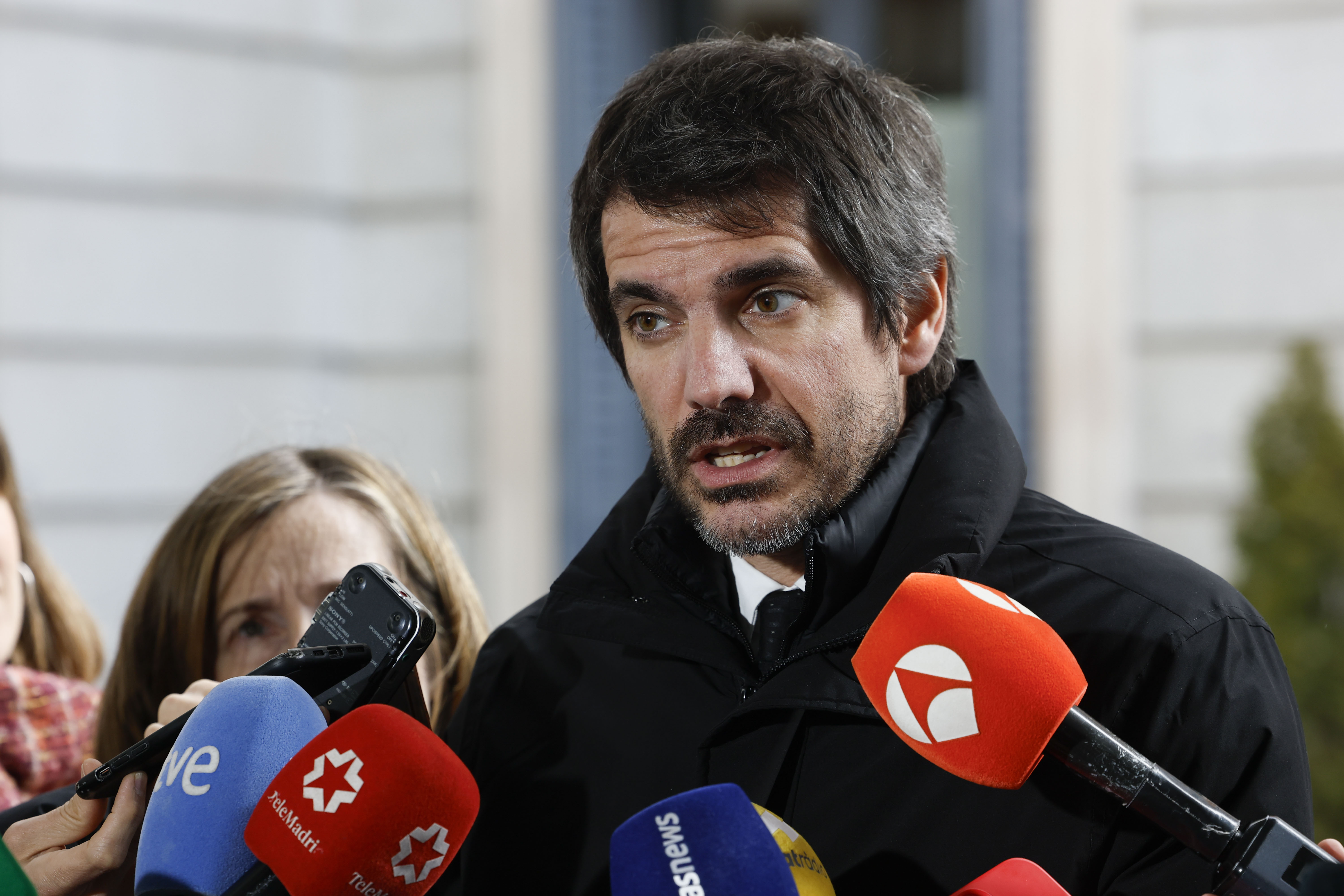 El ministro de Cultura, Ernest Urtasun realiza declaraciones a la prensa, este martes en el Congreso.