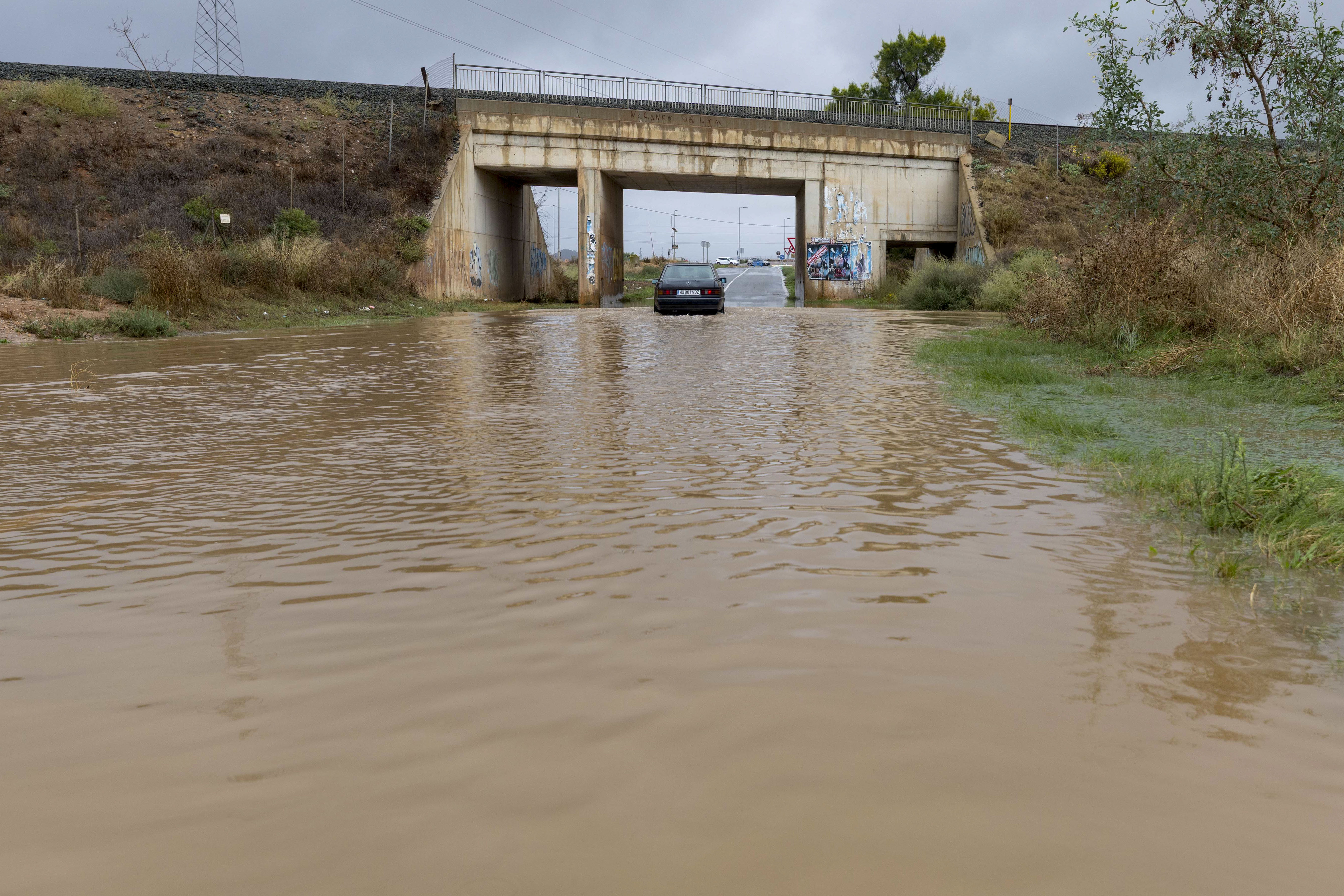 CARTAGENA (MURCIA), 10/10/2025.- Camino del Sifón de Cartagena cortado al tráfico debido a las intensas lluvias que se están registrando en la comarca de Cartagena, este viernes. EFE/Marcial Guillén
