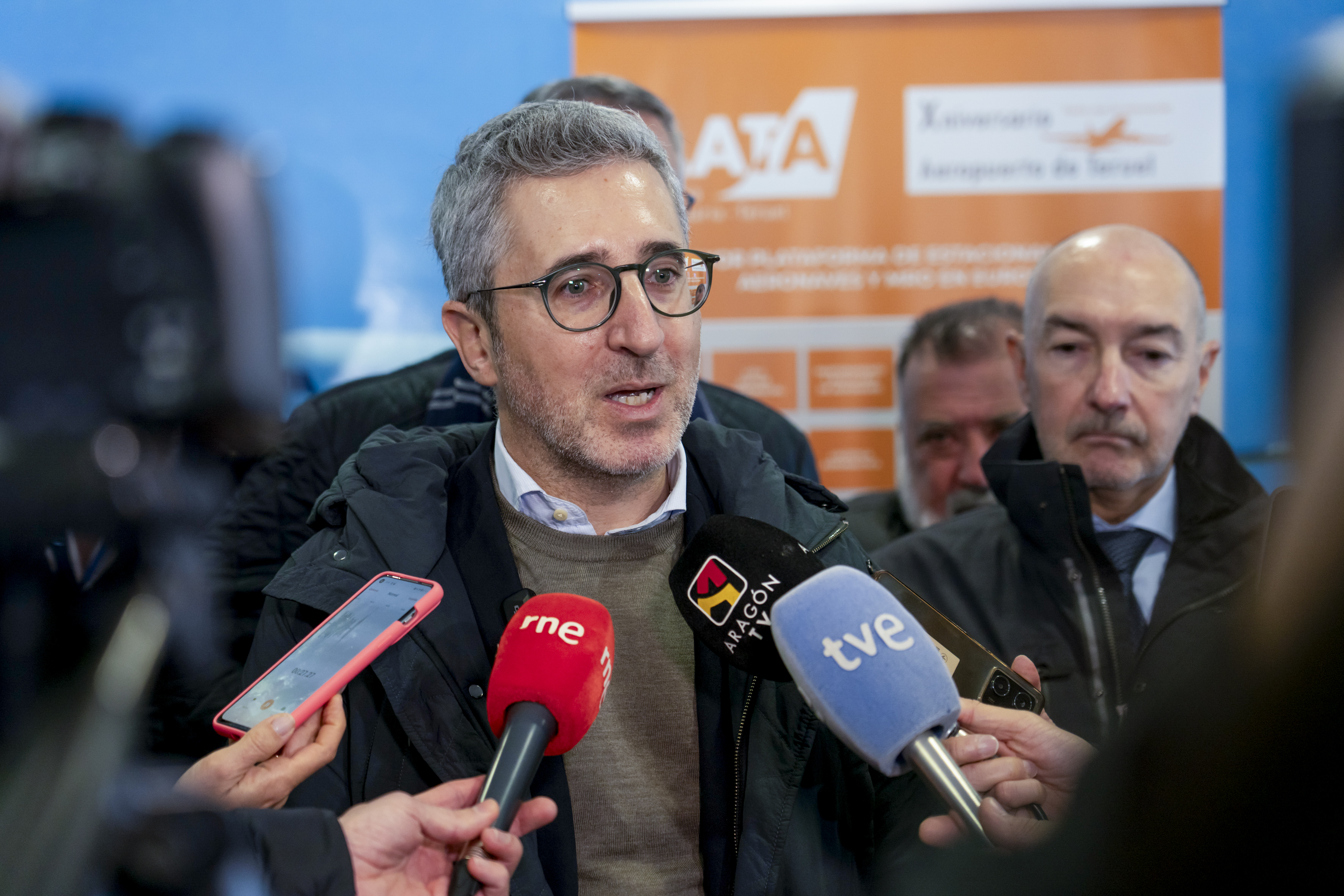 TERUEL, 03/12/2025.-El secretario de Estado de Política Territorial, Arcadi España, visita el aeropuerto de Teruel para conocer las infraestructuras que han recibido ayuda a la financiación a través del Fondo de Inversiones de Teruel (FITE), acompañado por el delegado del Gobierno de España en Aragón, el consejero de Medio Ambiente y Turismo del Gobierno de Aragón y el director del aeropuerto. EFE/ Antonio García
