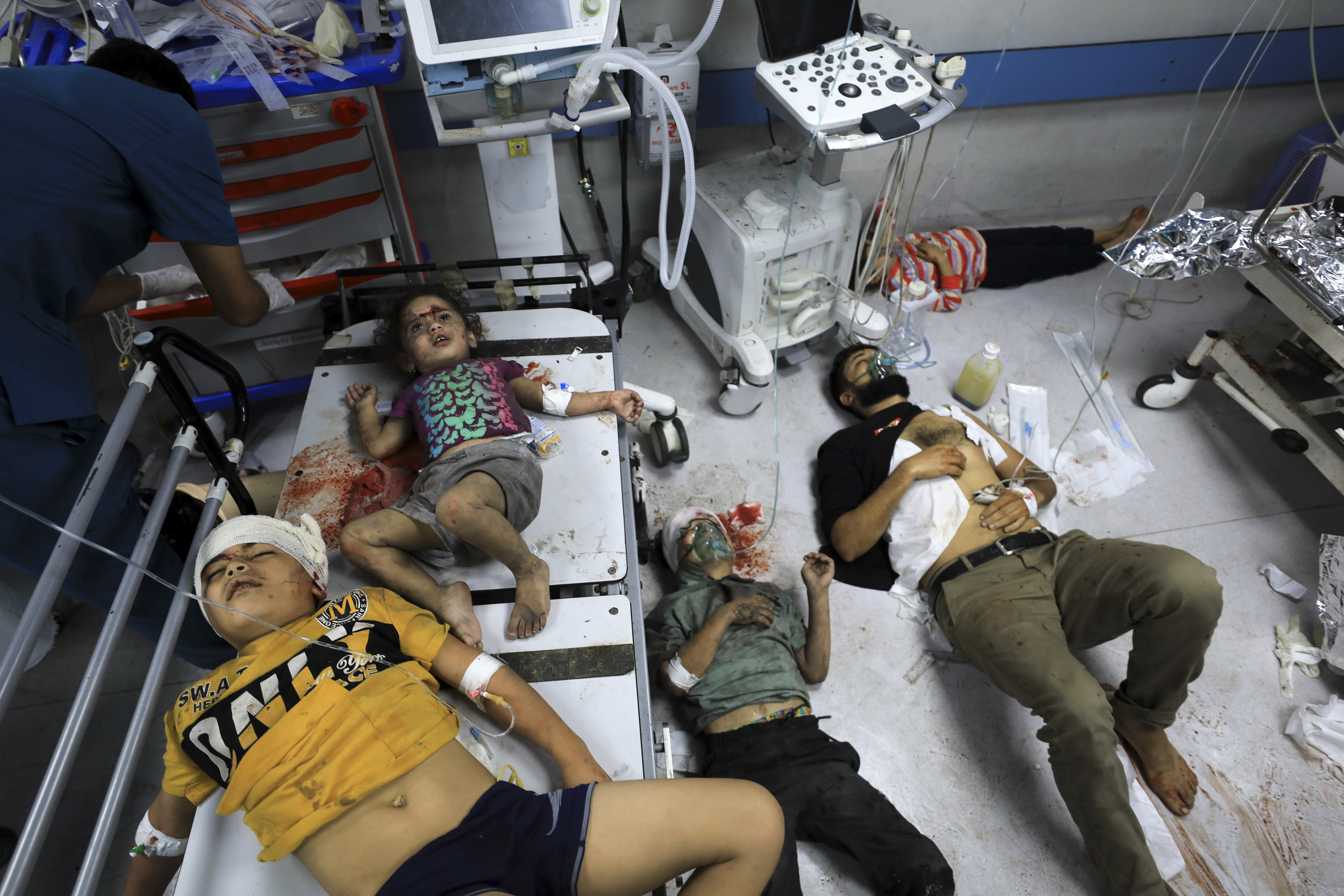 El asedio de las fuerzas israelíes obliga a excavar una fosa común en el principal hospital de Gaza