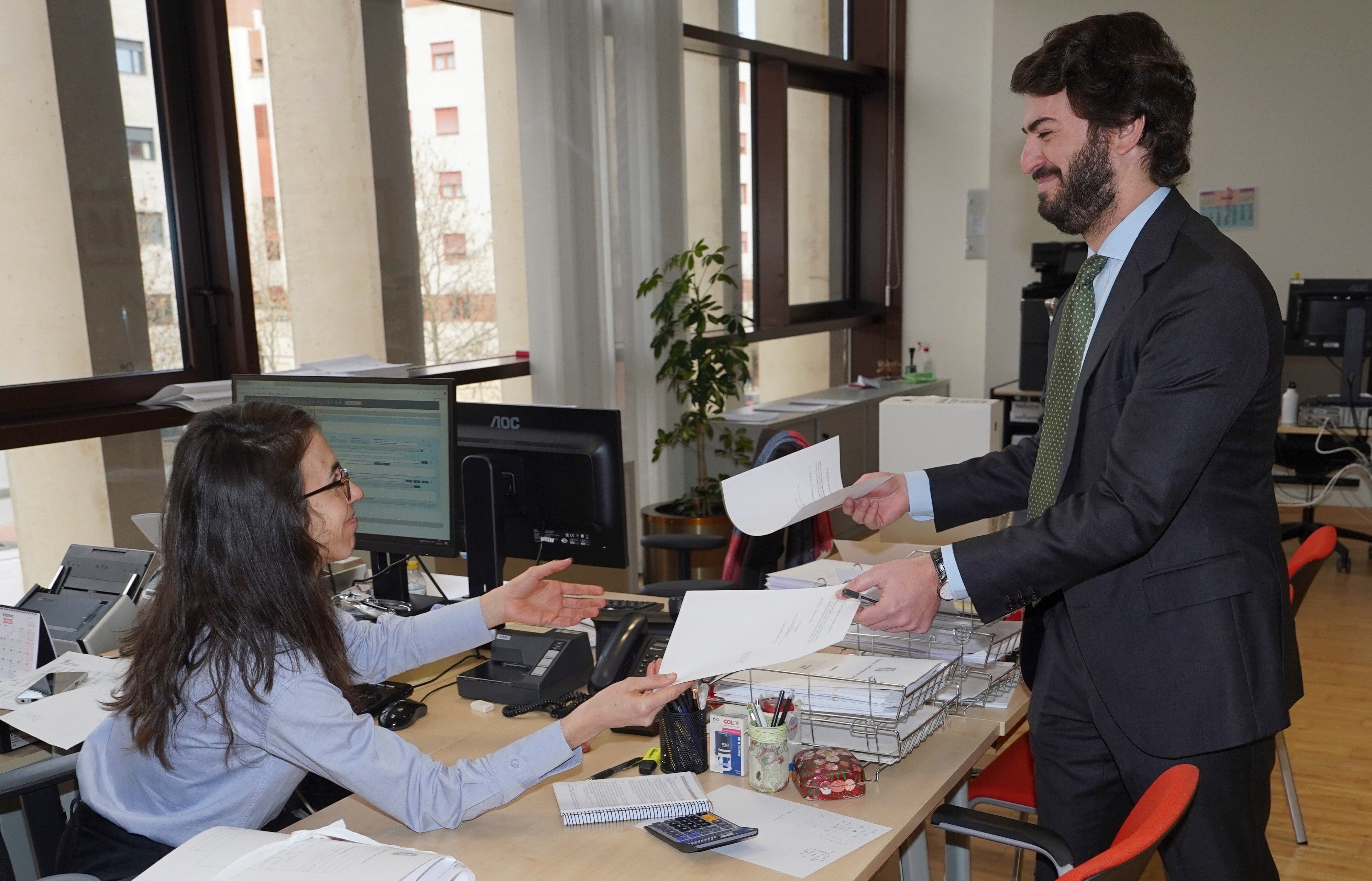 García-Gallardo entregando su acta en el registro del parlamento regional en Valladolid. 