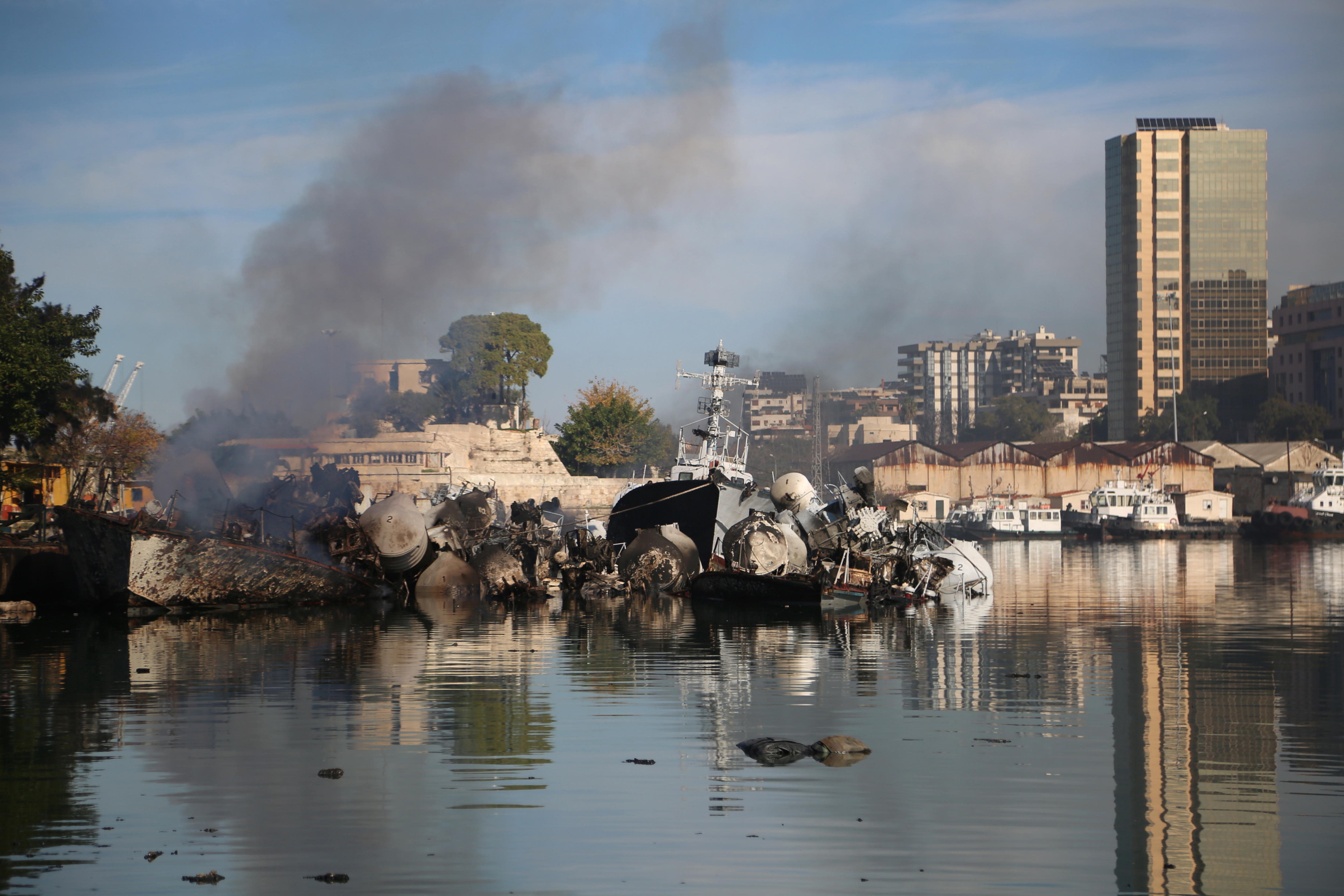 Embarcaciones destruidas por bombardeos israelíes en el puerto de Latakia, en Siria, este 10 de diciembre de 2024