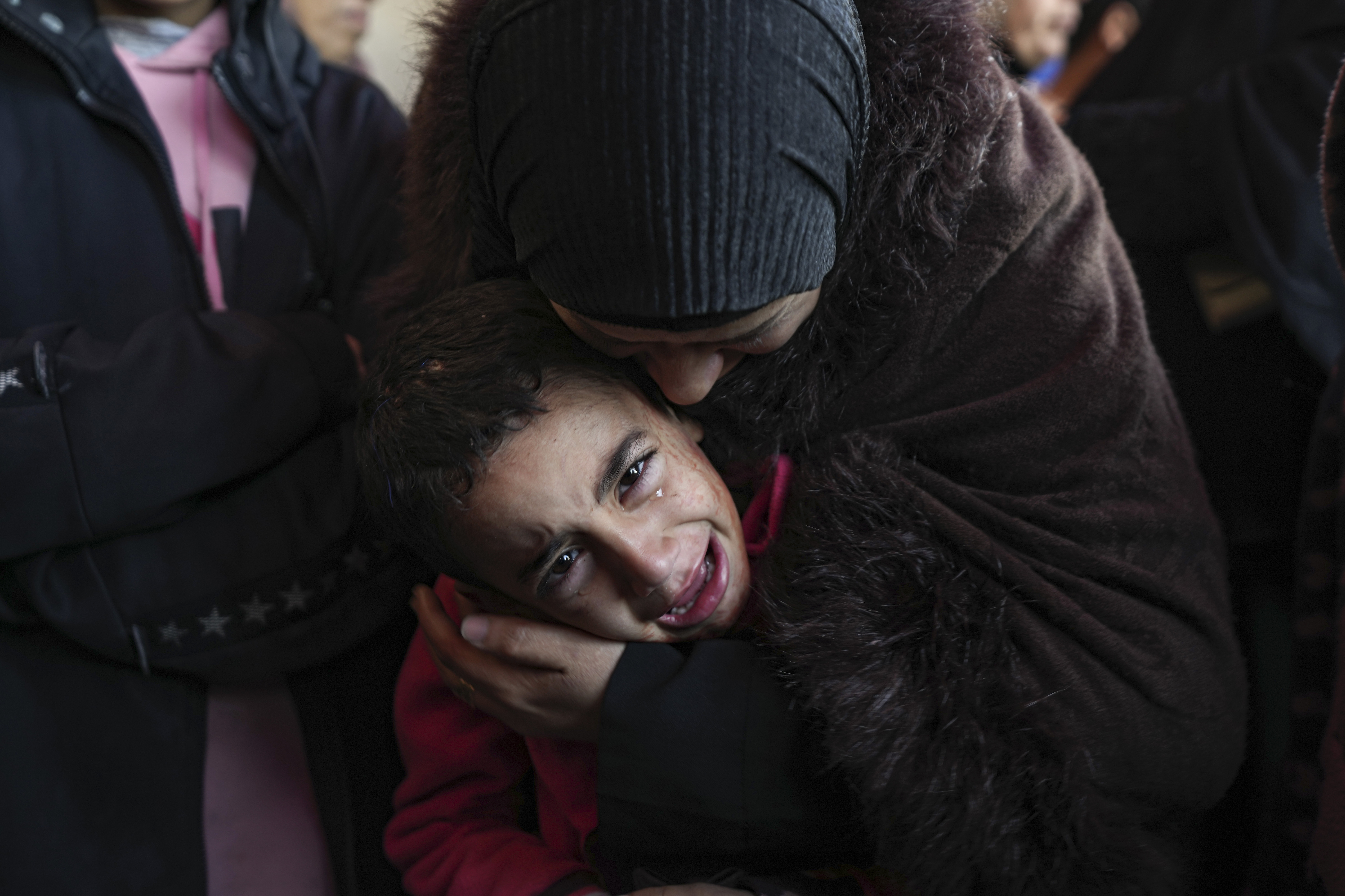 Un niño llora este martes en el hospital Al-Aqsa, de Deir Al-Balah, en la franja de Gaza, junto a los cadáveres de sus familiares fallecidos tras un bombardeo israelí.