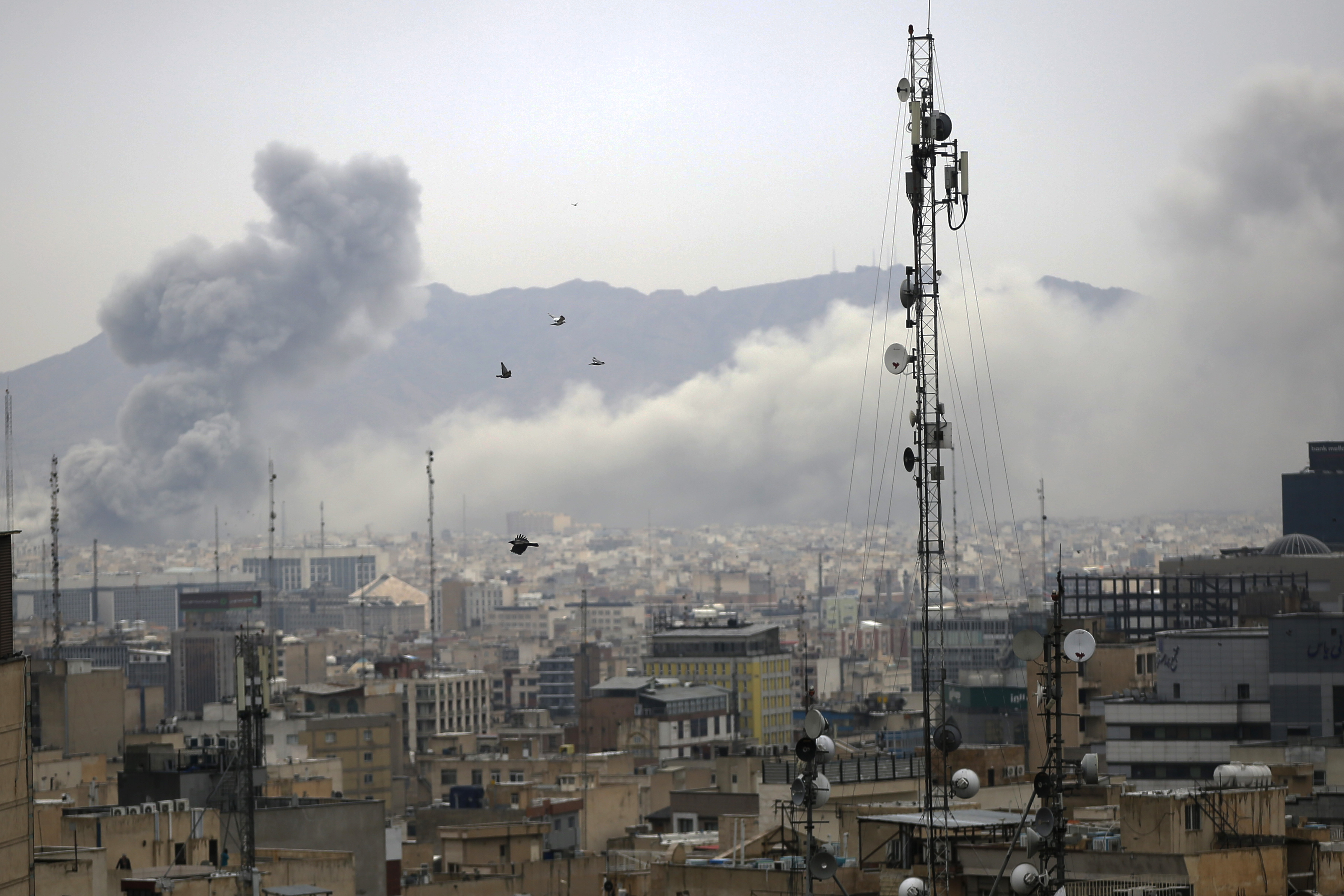 Ataques aéreos sobre Teherán, Irán, este viernes.