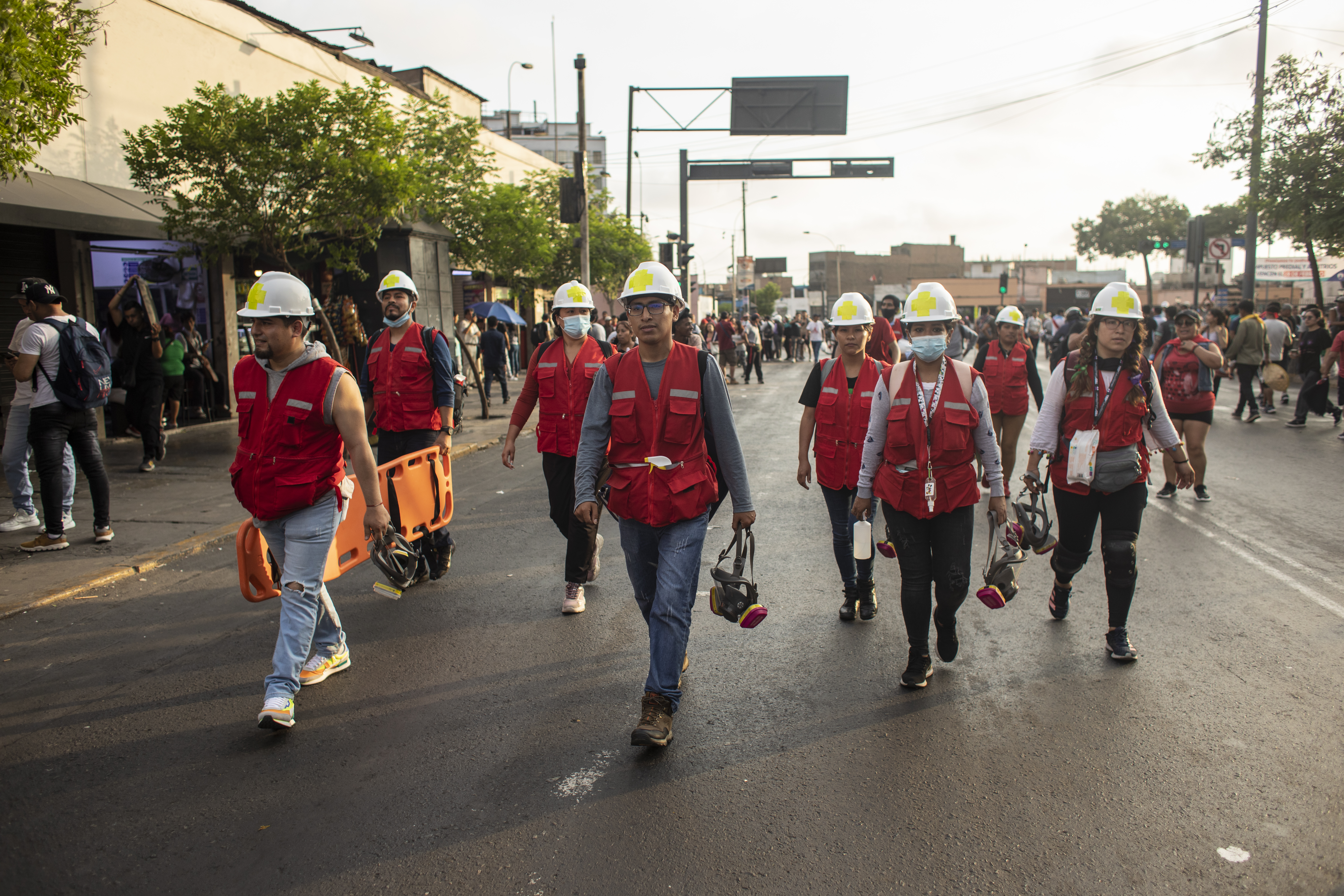 Membros da brigada de resgate Hampi Camayoc se movimentam durante uma manifestação nas ruas de Lima.