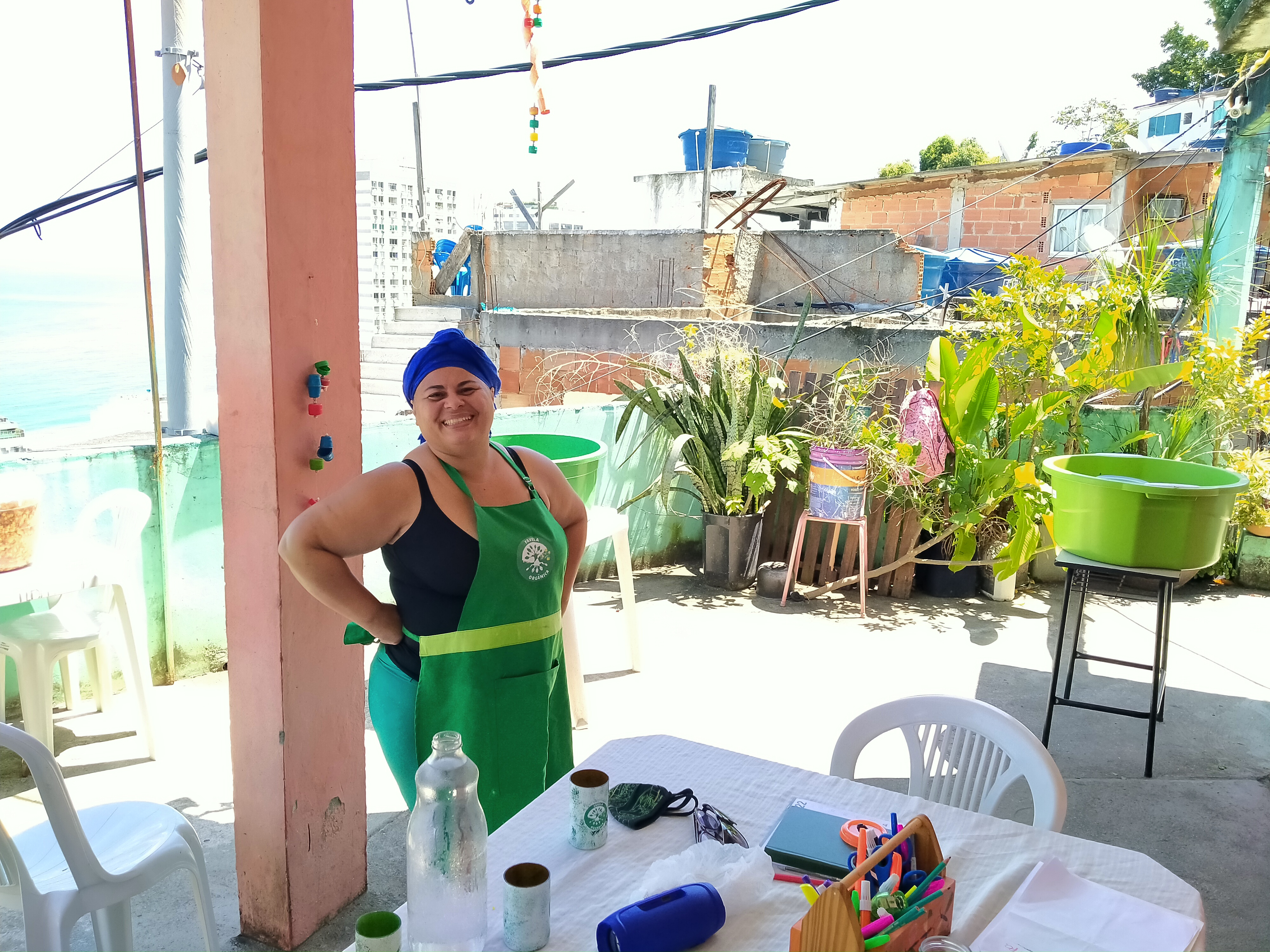 Regina Tchelly en la entrada de su proyecto Favela Orgánica, en la favela Babilonia.