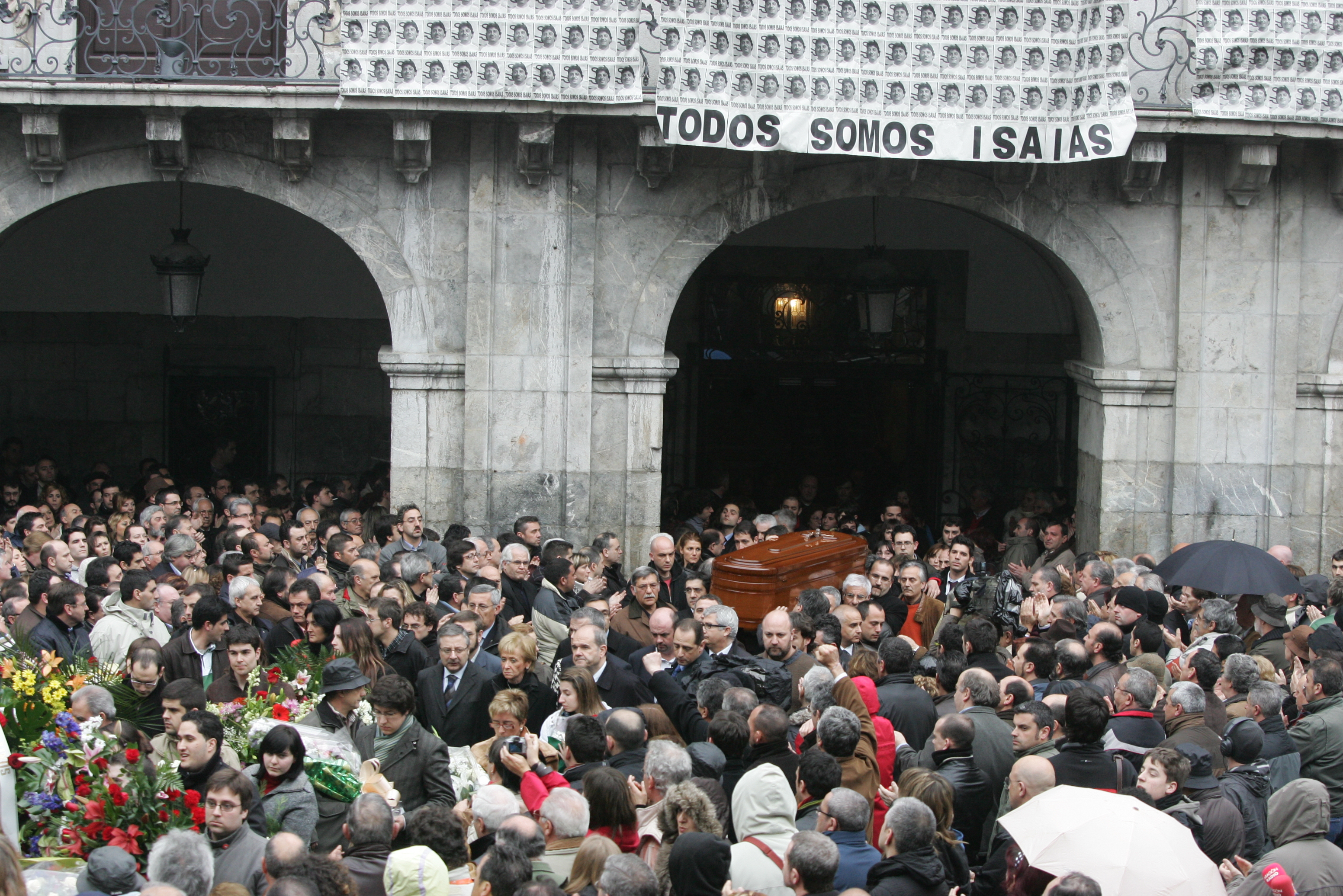 Funeral por el militante socialista Isaías Carrasco en Mondragón (Gipuzkoa), tras su asesinato a manos de ETA en 2008.