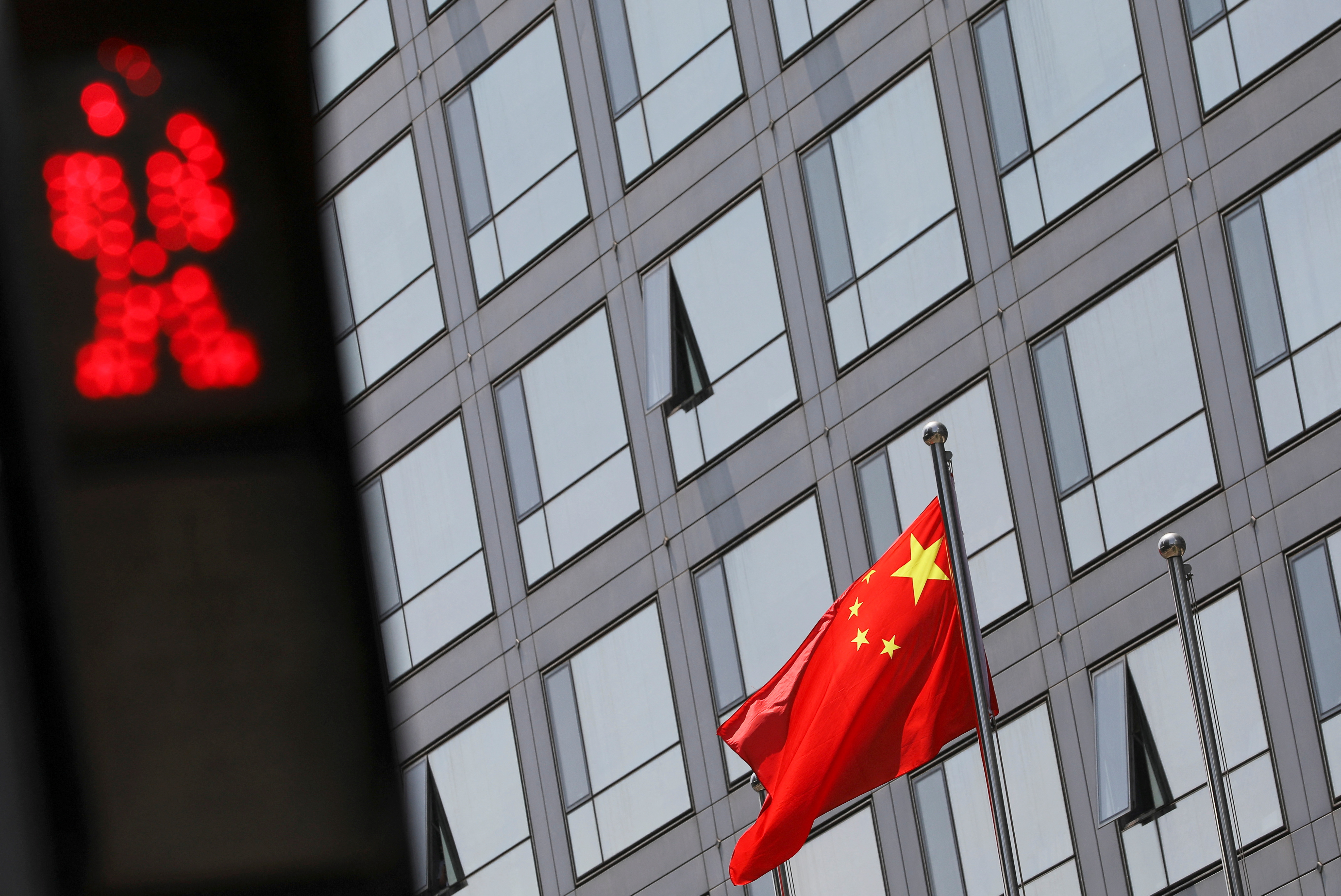 China rebaja por sorpresa tipos de interés para impulsar su economía