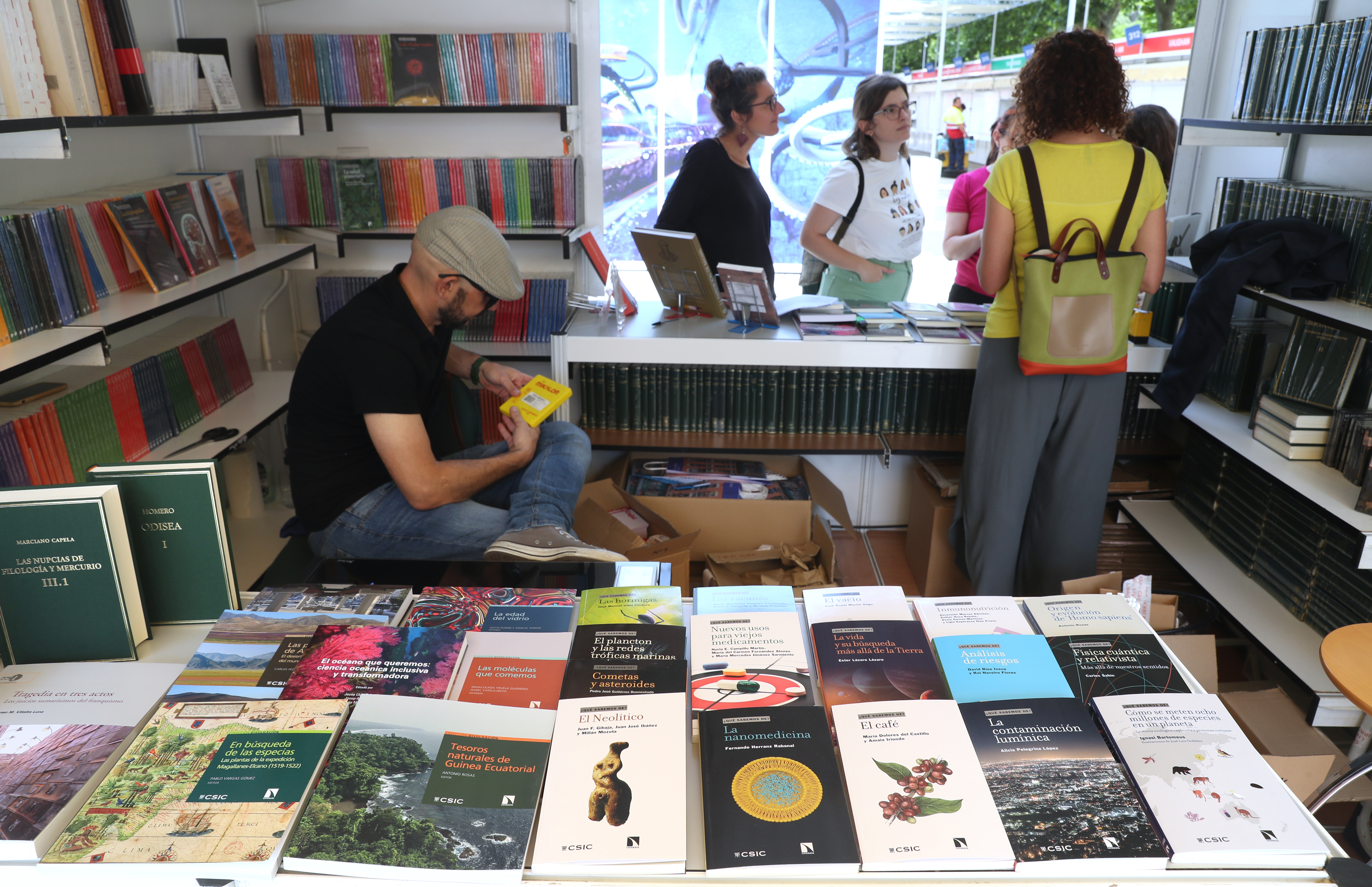 Libros sobre ciencia en la Feria del Libro en Madrid.