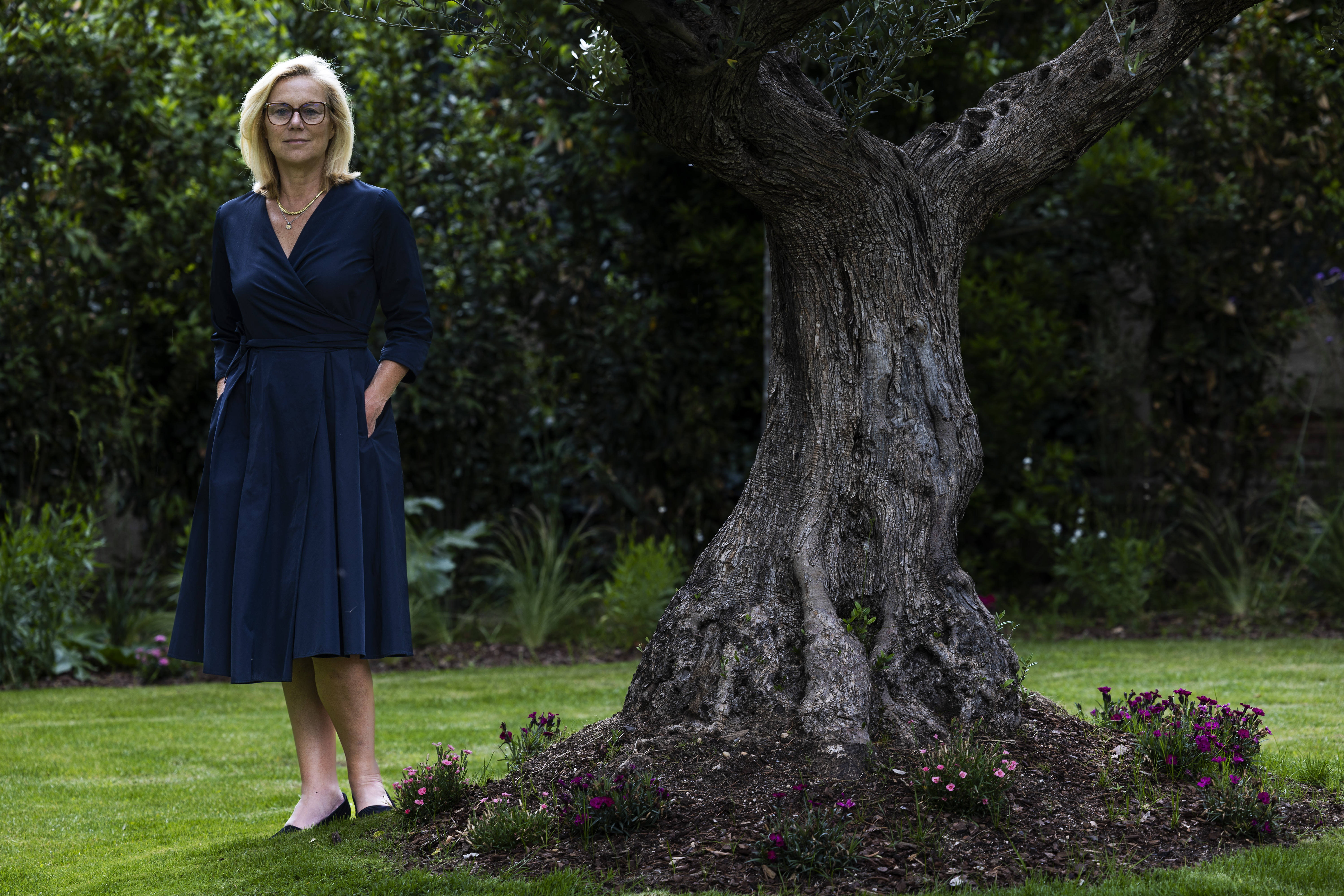 Sigrid Kaag, esta segunda-feira 5 de junho no jardim da residência do embaixador da Holanda em Madrid. 