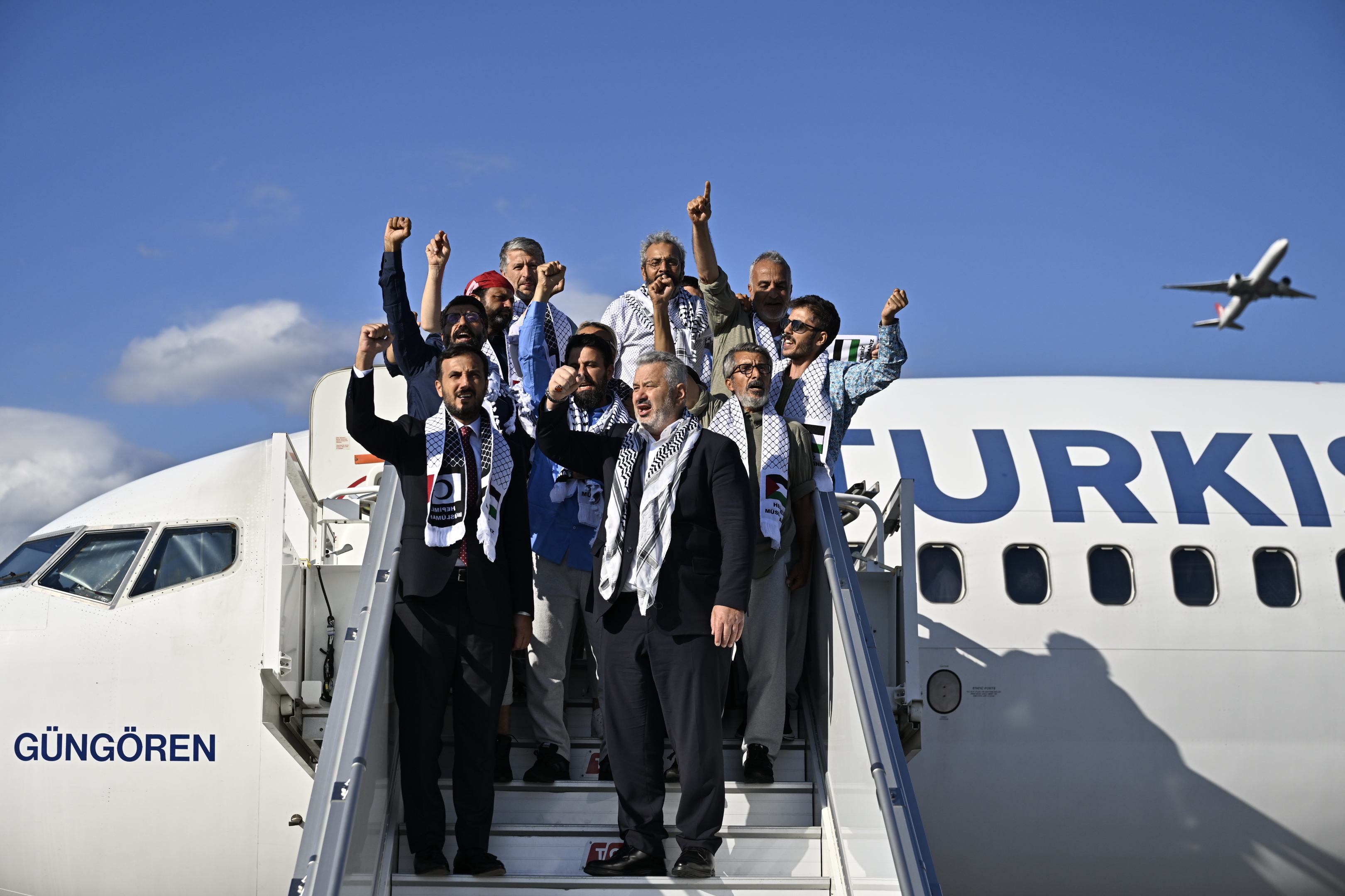 Activistas de la Global Sumud Flotilla llegan al aeropuerto de Estambul tras ser deportados por Israel este sábado.