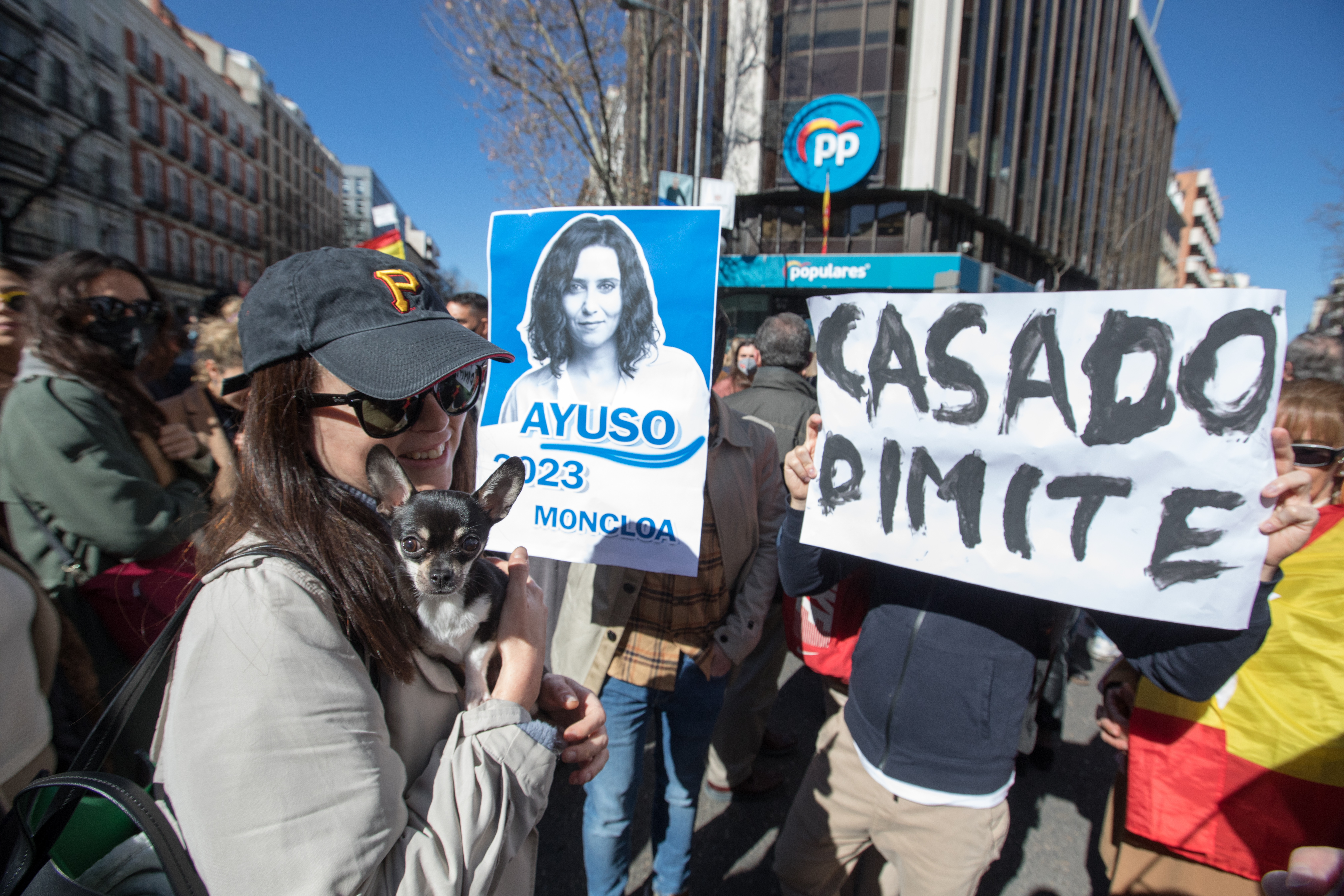 Imagen de la manifestación ante la sede del país de este domingo.