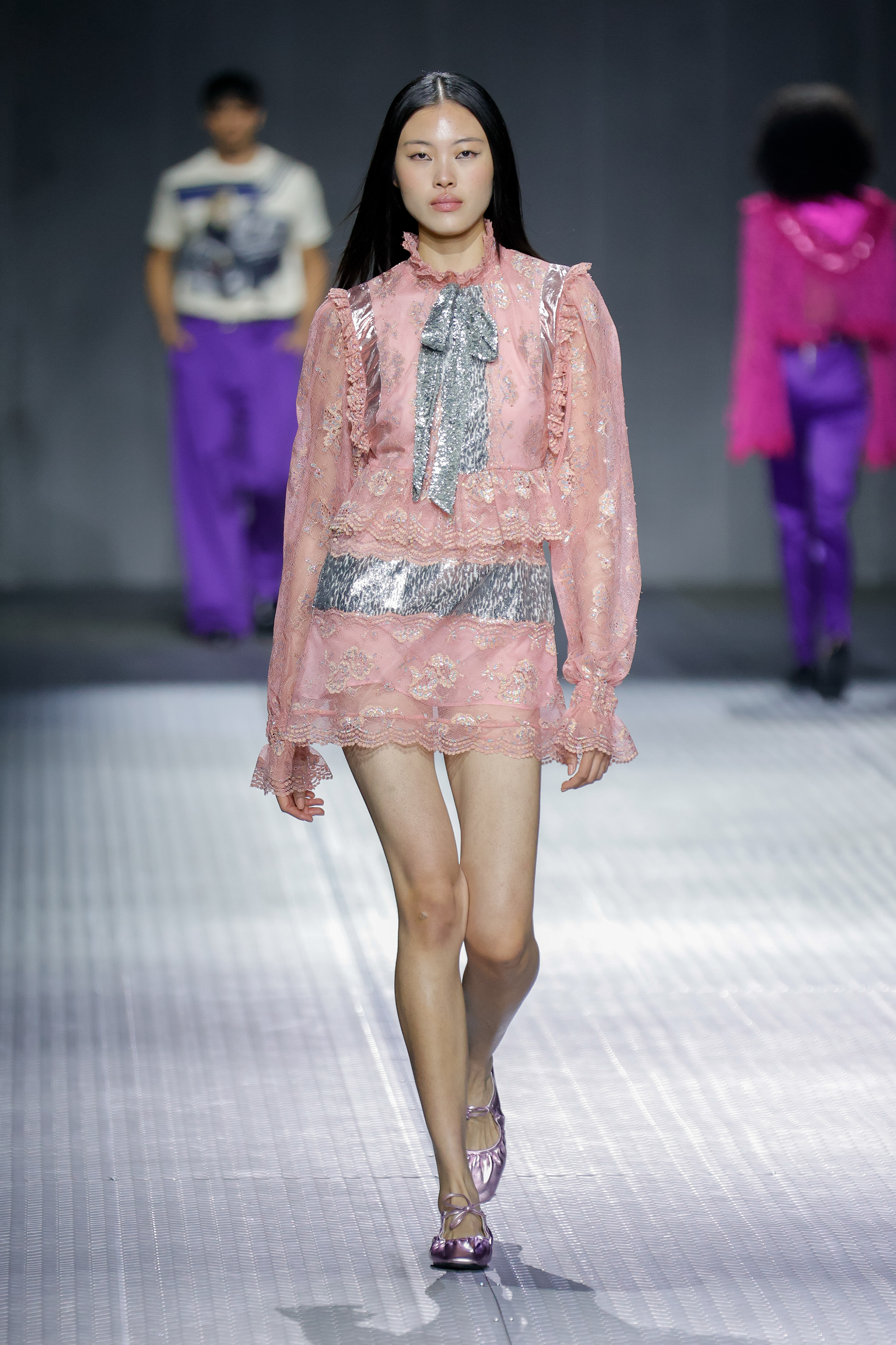 Custo Barcelona celebra la creatividad sin límites con un desfile luminoso 