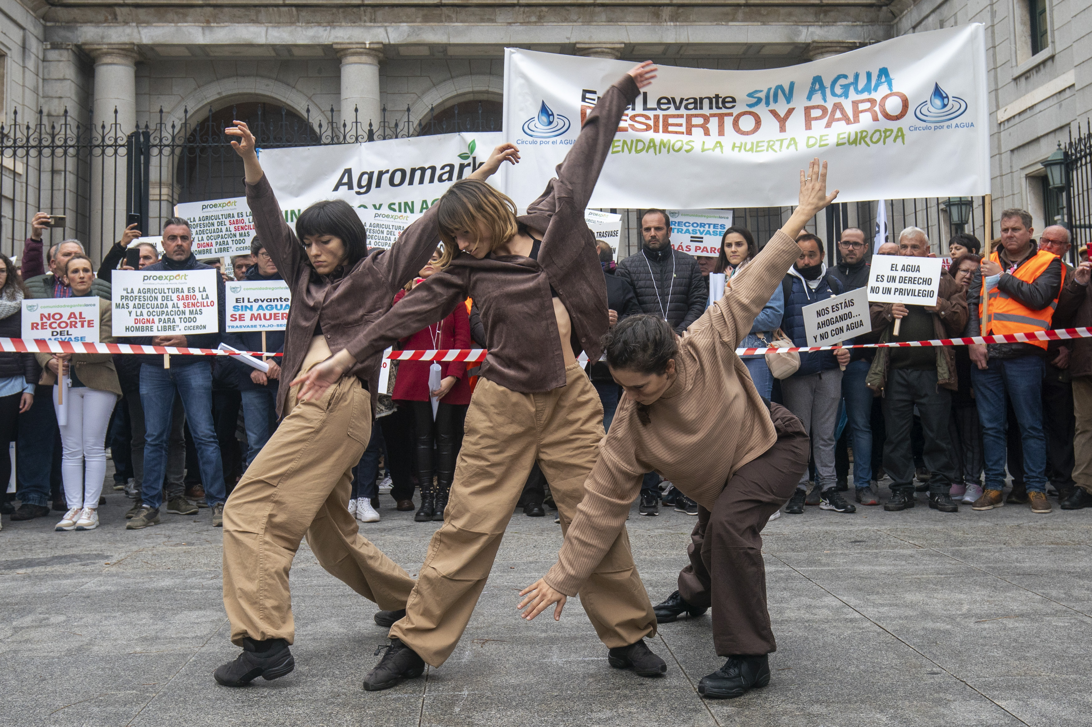 'Performance' realizada durante la manifestación frente al Ministerio para la Transición Ecológica y Reto Demográfico.