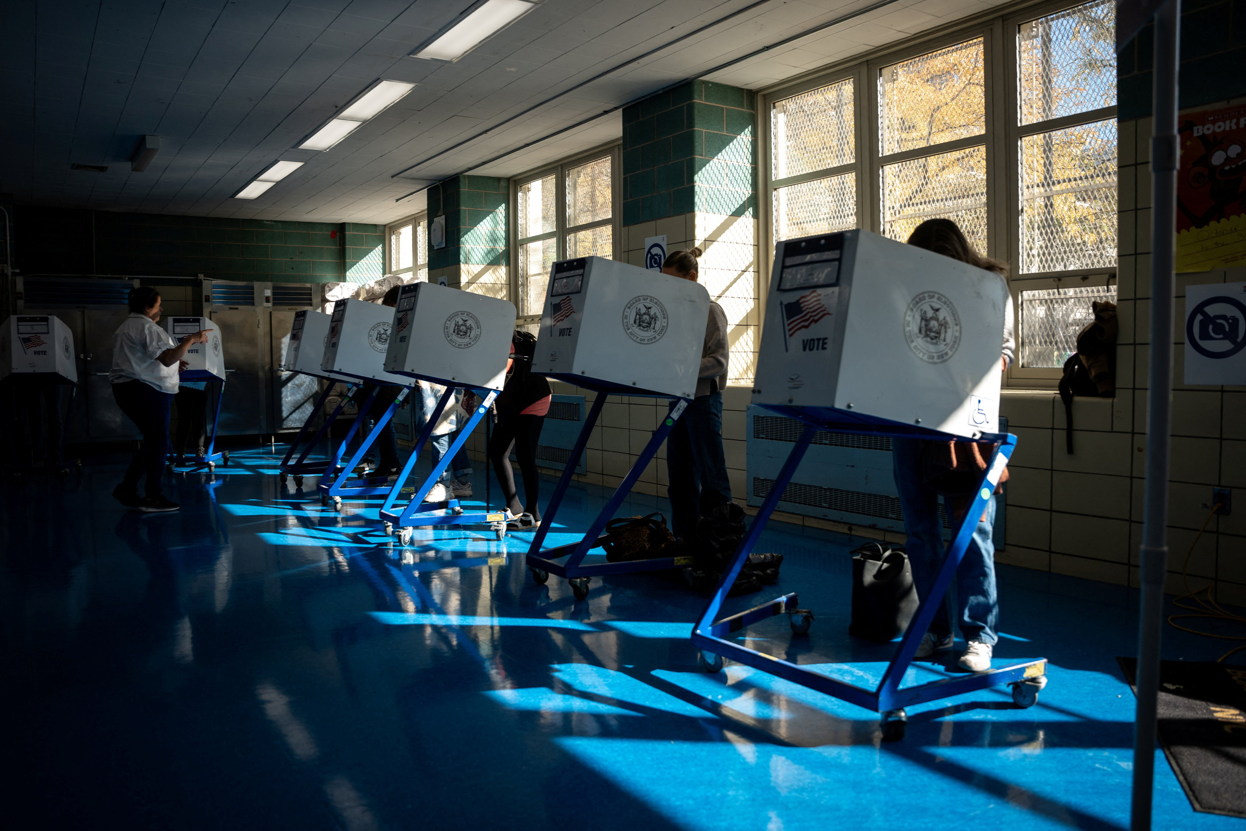 Votantes rellenan sus papeletas en un colegio electoral de la ciudad de Nueva York.