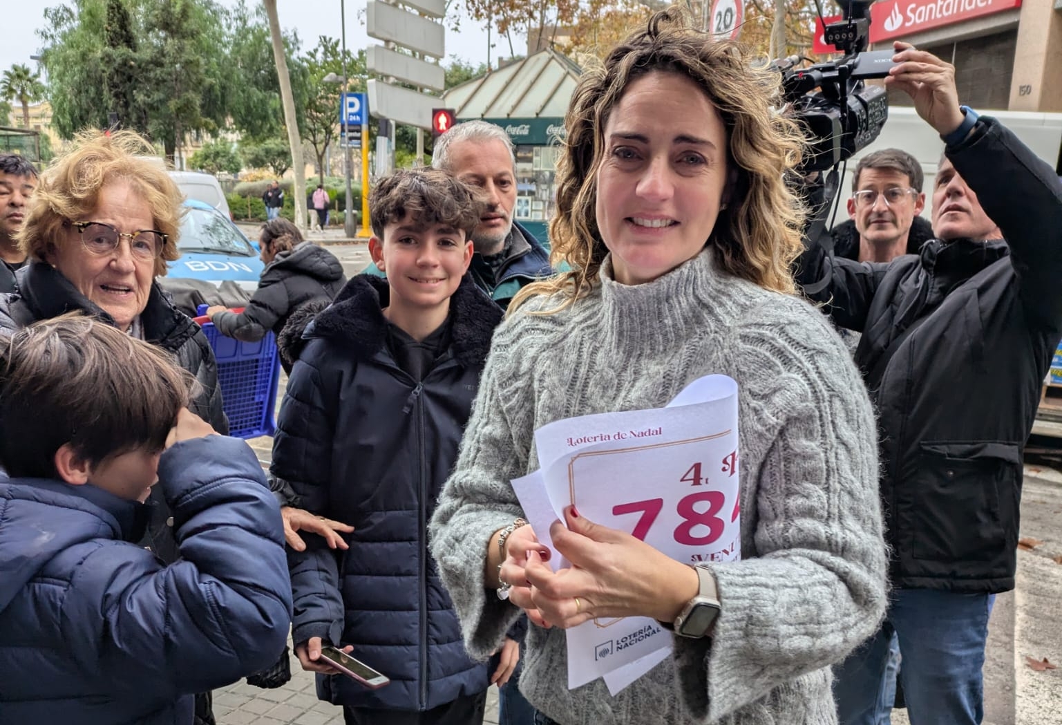 Lorena Espinosa celebra haber repartido el cuarto premio en una administración de lotería del centro de Badalona.