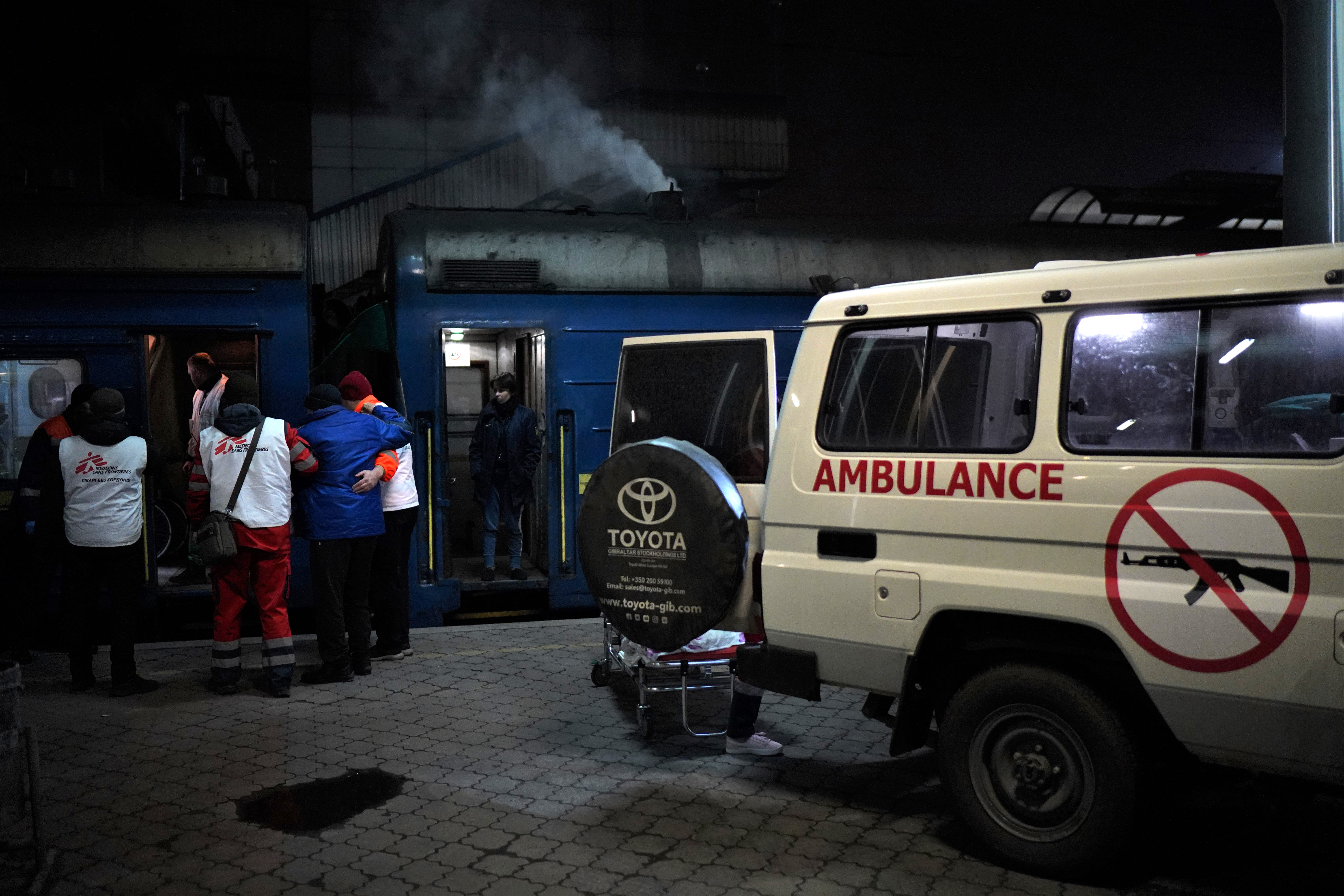 Uma ambulância transfere um paciente da estação Dnipro para o trem-hospital da ONG Médicos Sem Fronteiras. 