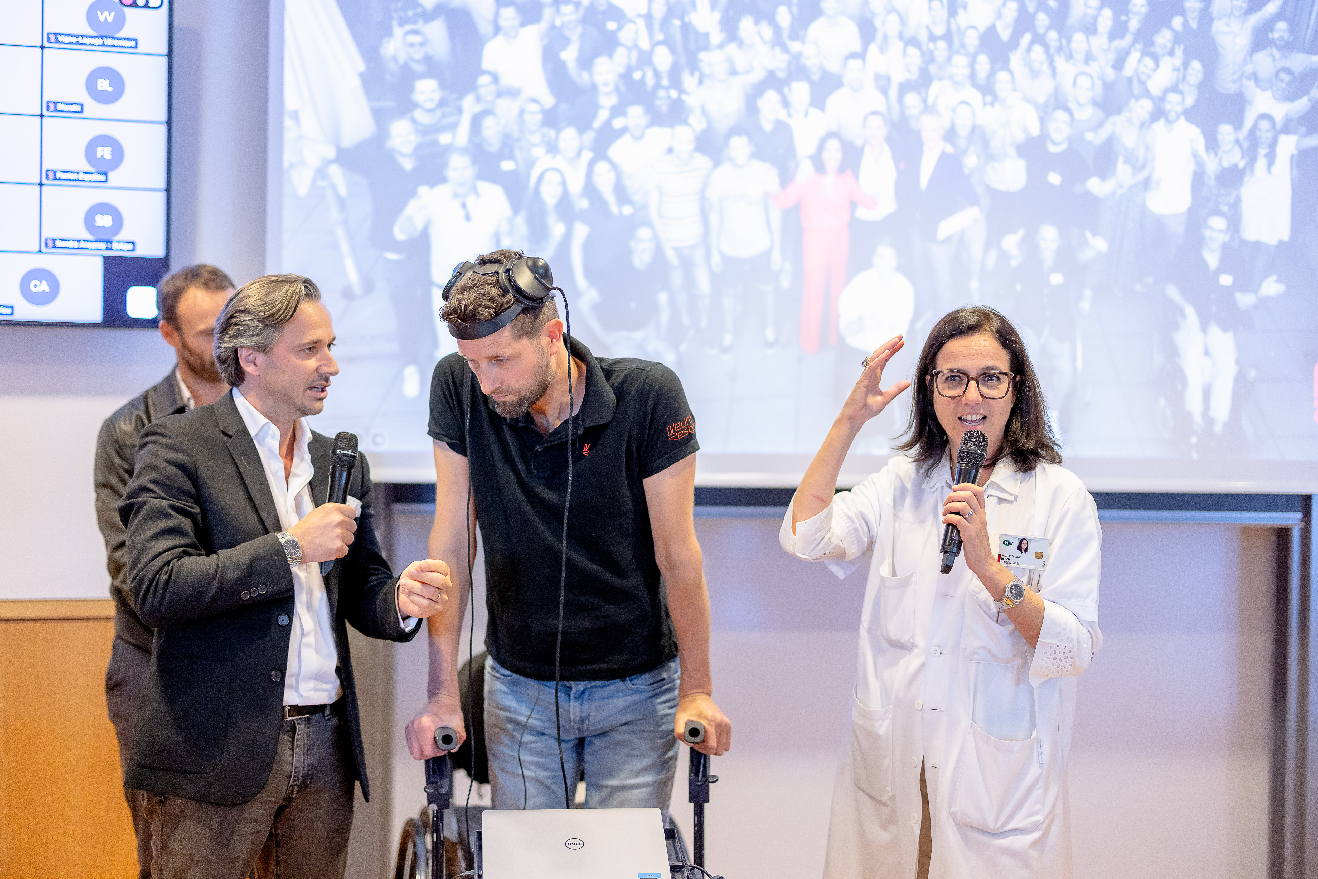 El neurocientífico Grégoire Courtine, el paciente Gert-Jan Oskam y la neurocirujana Jocelyne Bloch, en una rueda de prensa.