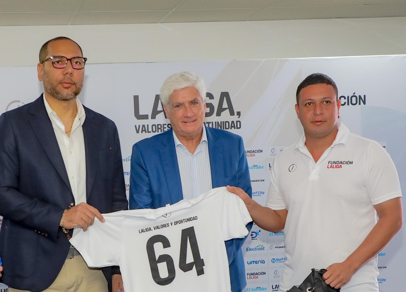 El presidente de la FUNDACIÓN LALIGA, Clemente Villaverde (en el centro) junto al presidente del Instituto Nacional de los Deportes de El Salvador (INDES), a la izquierda, y uno de los monitores del programa LALIGA Valores y Oportunidad.