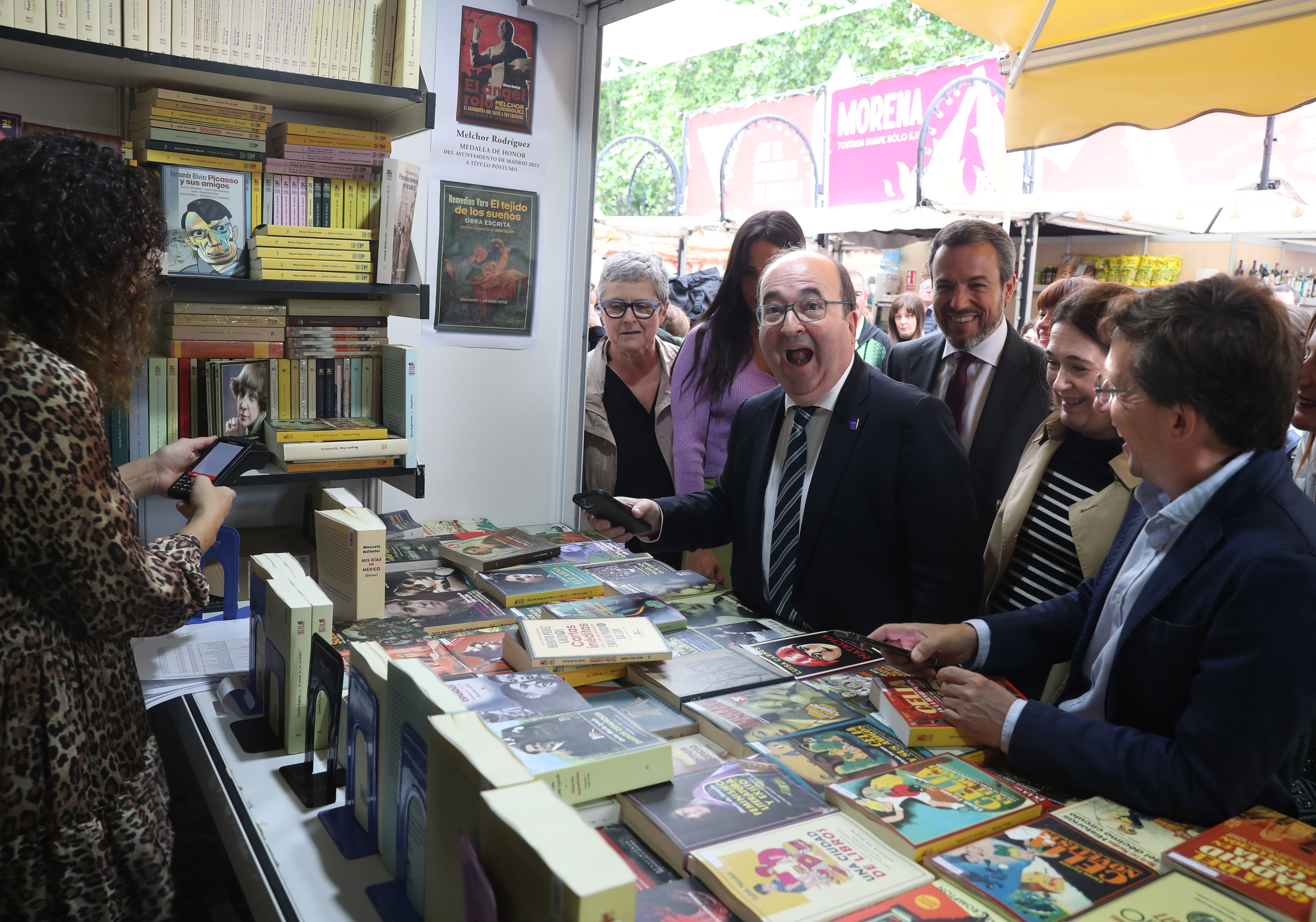 La Feria del Libro de Madrid abre sus puertas sin la tradicional visita de la reina Letizia y bajo amenaza de mal tiempo prolongado