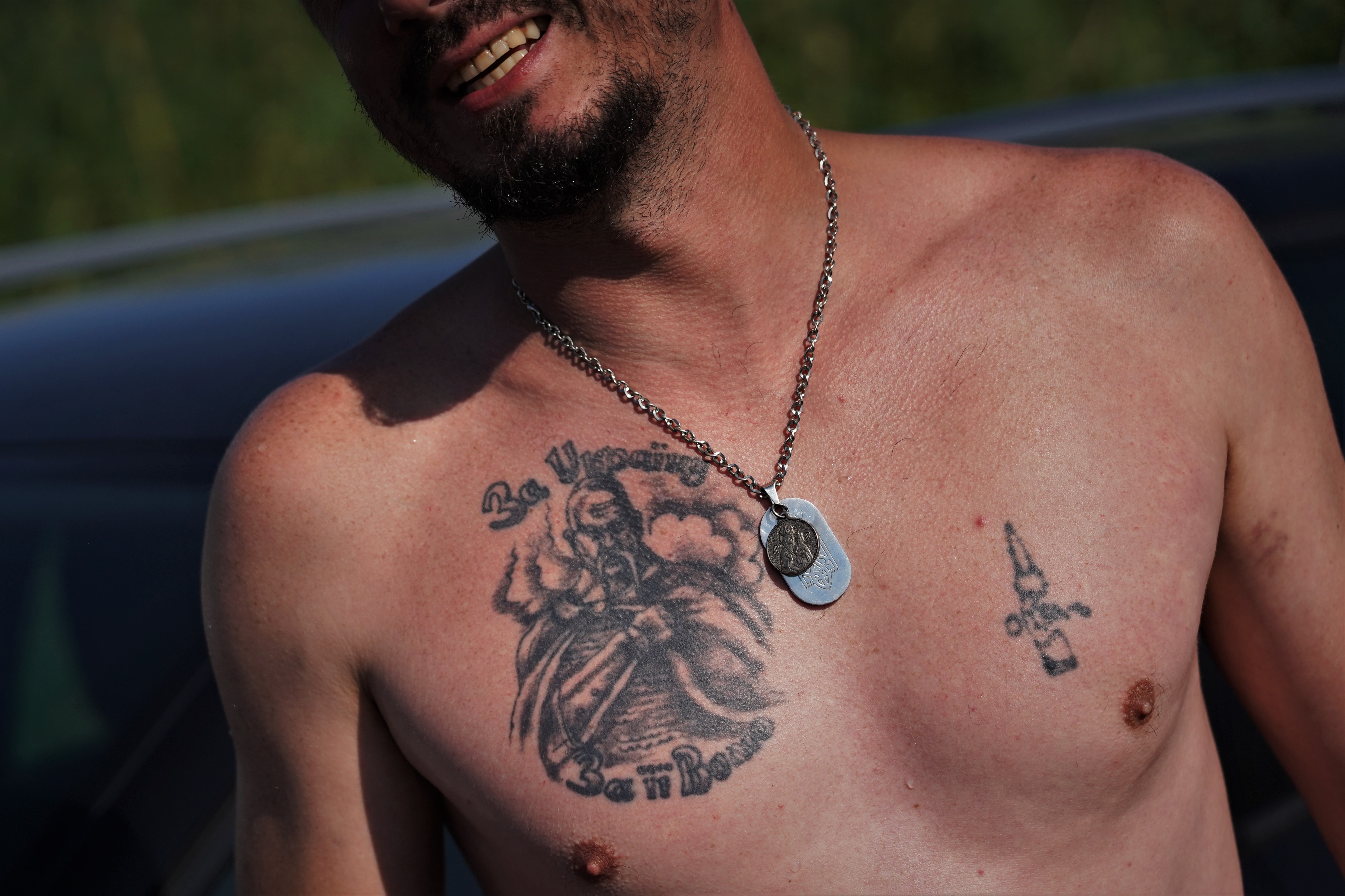Um soldado tem uma bala e um cossaco tatuado onde se lê: 
