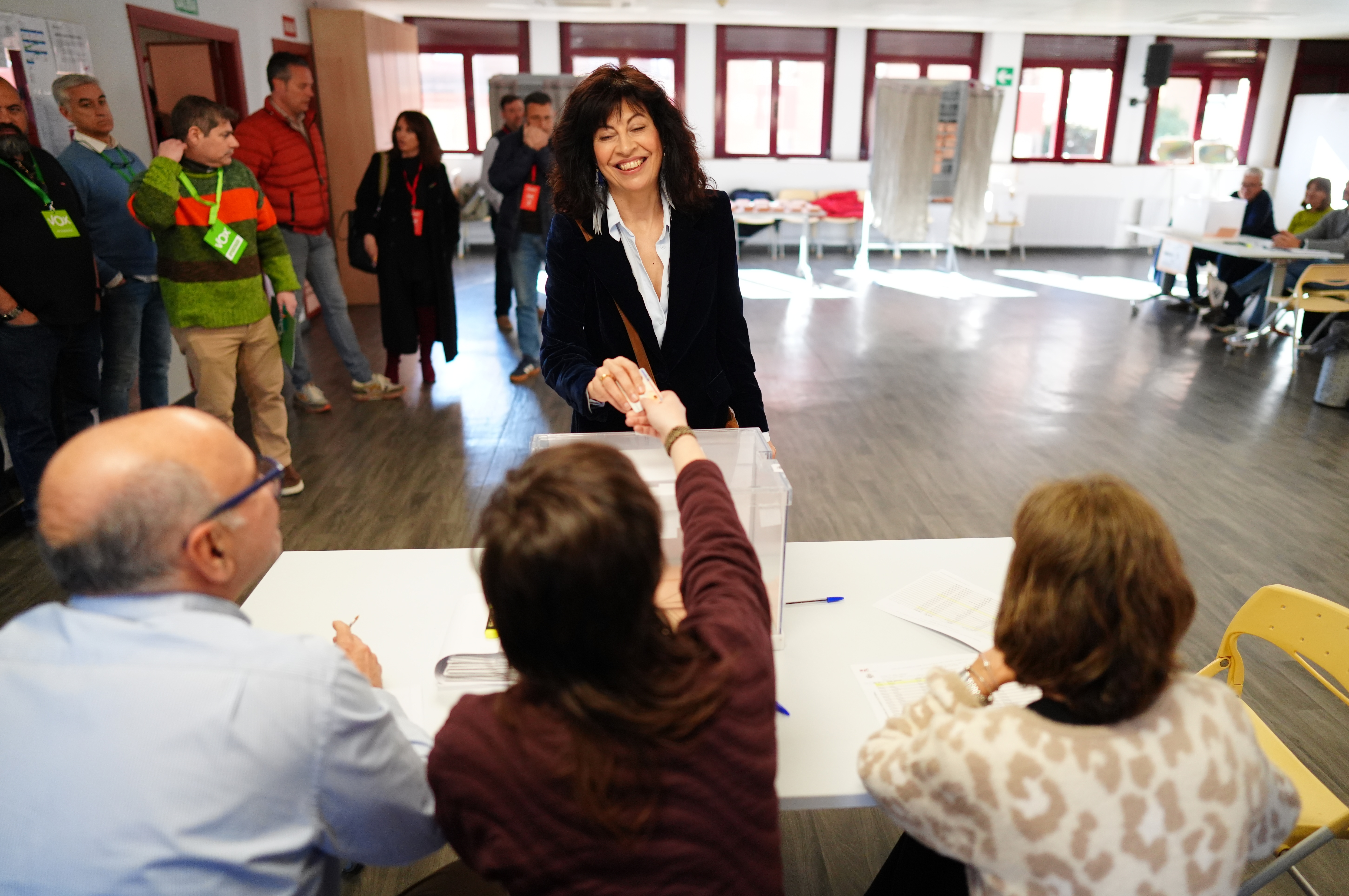 La ministra de Igualdad, Ana Redondo, ejerce su derecho al voto, este domingo en Valladolid.