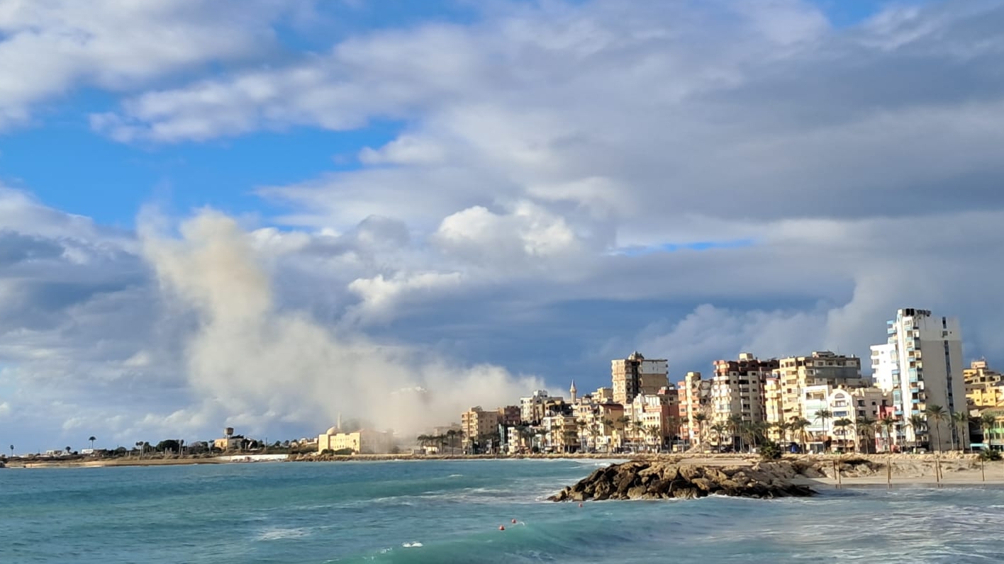 Primer bombardeo contra la zona de la ciudad de Tiro que el ejército israelí ha pedido evacuar. En torno a una hora después del aviso, un misil ha golpeado un edificio cerca de la costa y se ha levantado una nube de humo.