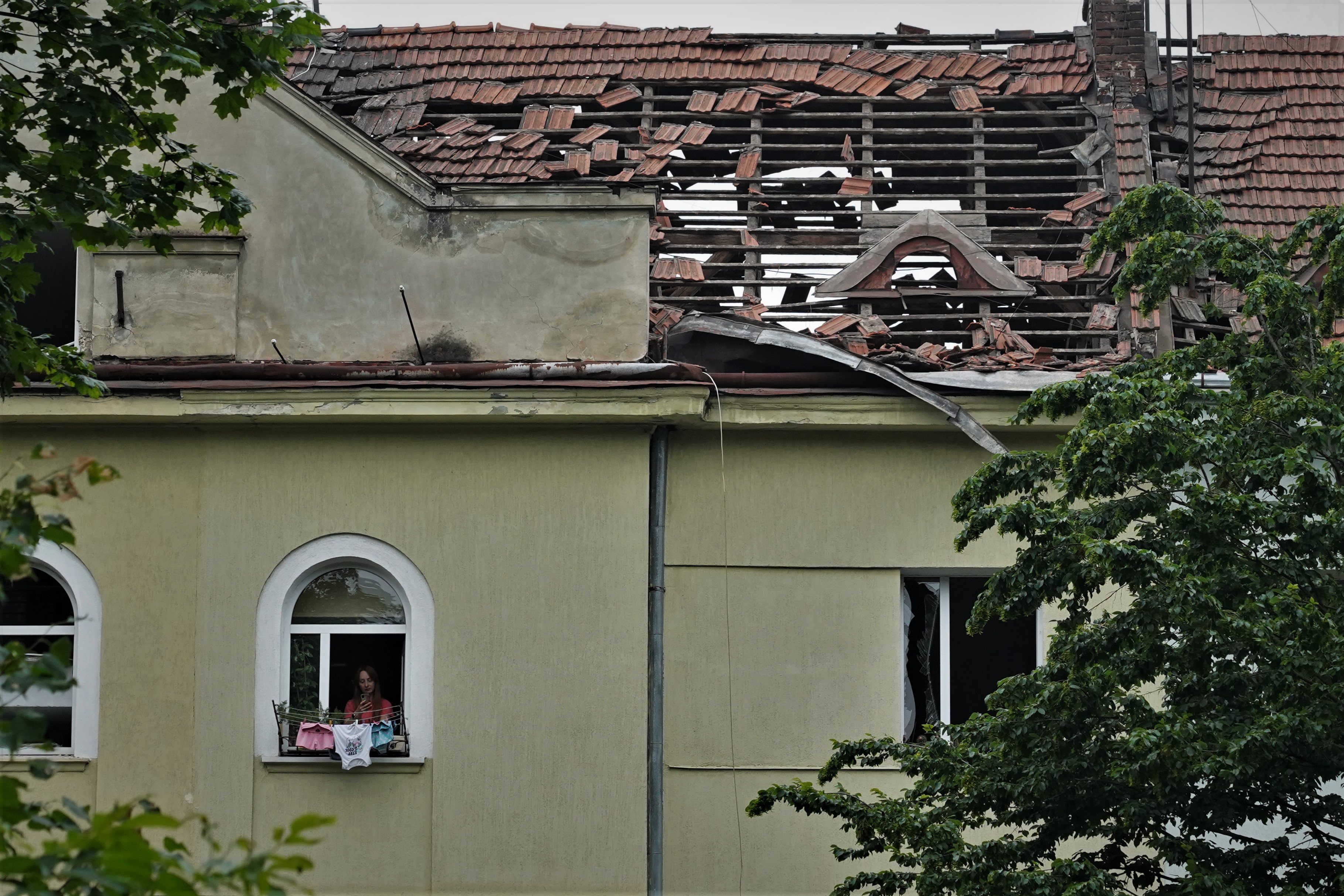 O telhado de um edifício destruído pelo ataque. 