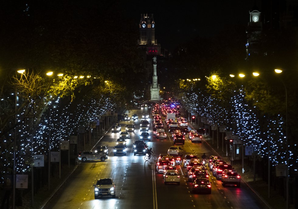 El paseo de la Castellana iluminado por las luces de navidad, en Madrid.