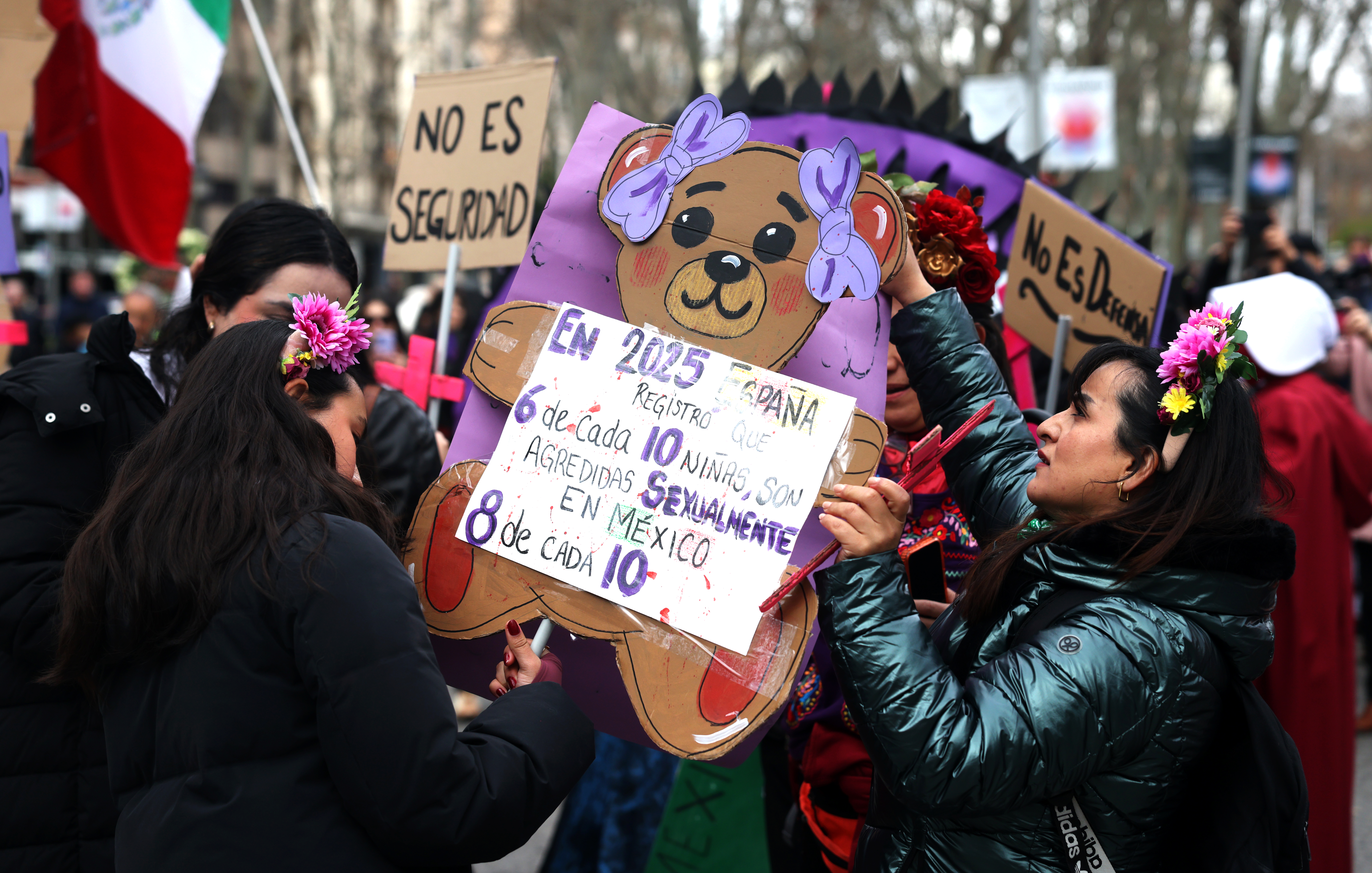 DVD 1308 (08/03/2026) Madrid. Asitentes a la manifestación  de la Comisión 8M . Cartel sobre las agresiones sexuales en menores en España. foto de Jaime villanueva