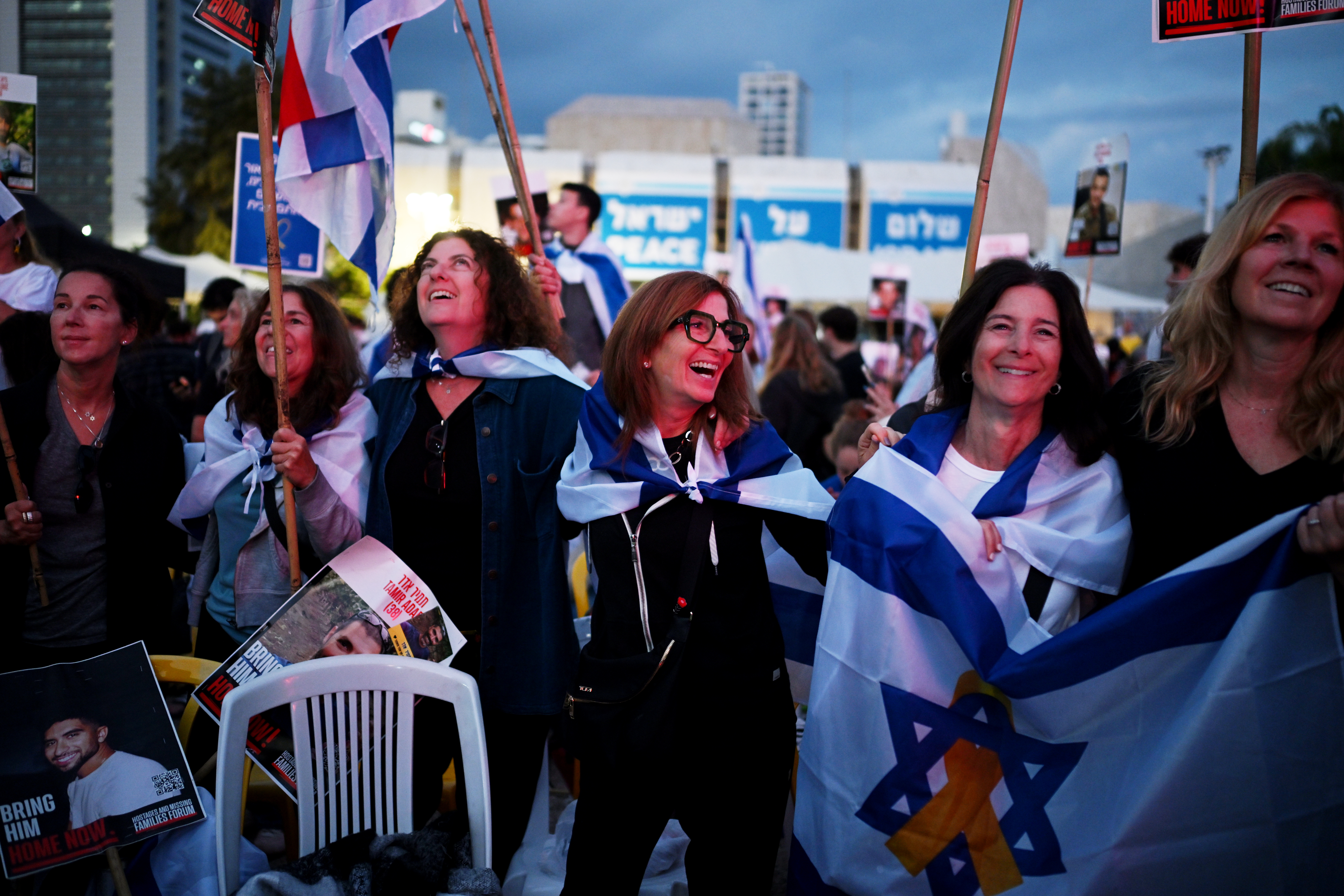 Cientos de israelíes se concentran en Tel Aviv para seguir la liberación de los rehenes
