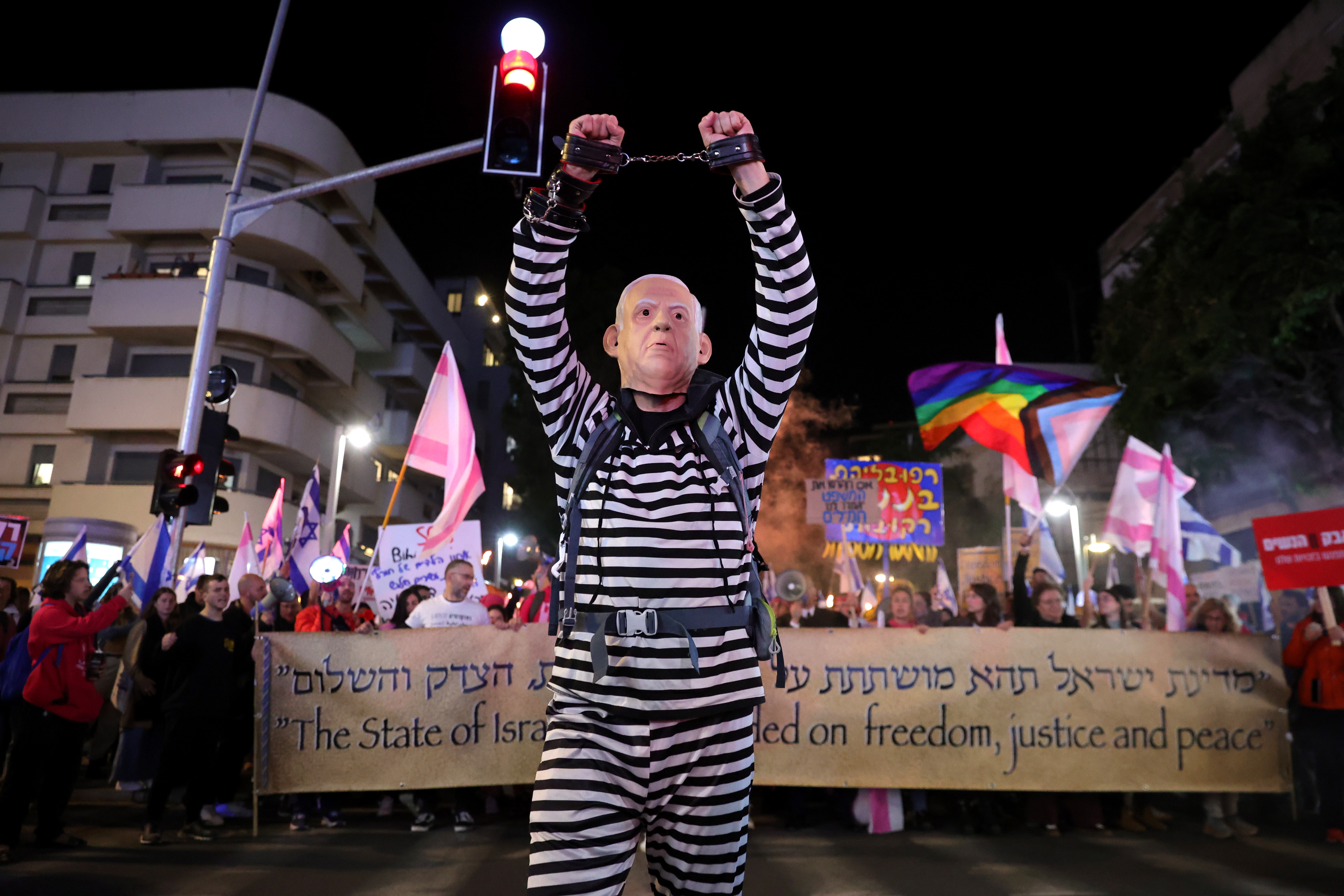 Um manifestante usa uma máscara com o rosto de Netanyahu durante um protesto em Tel Aviv no sábado.