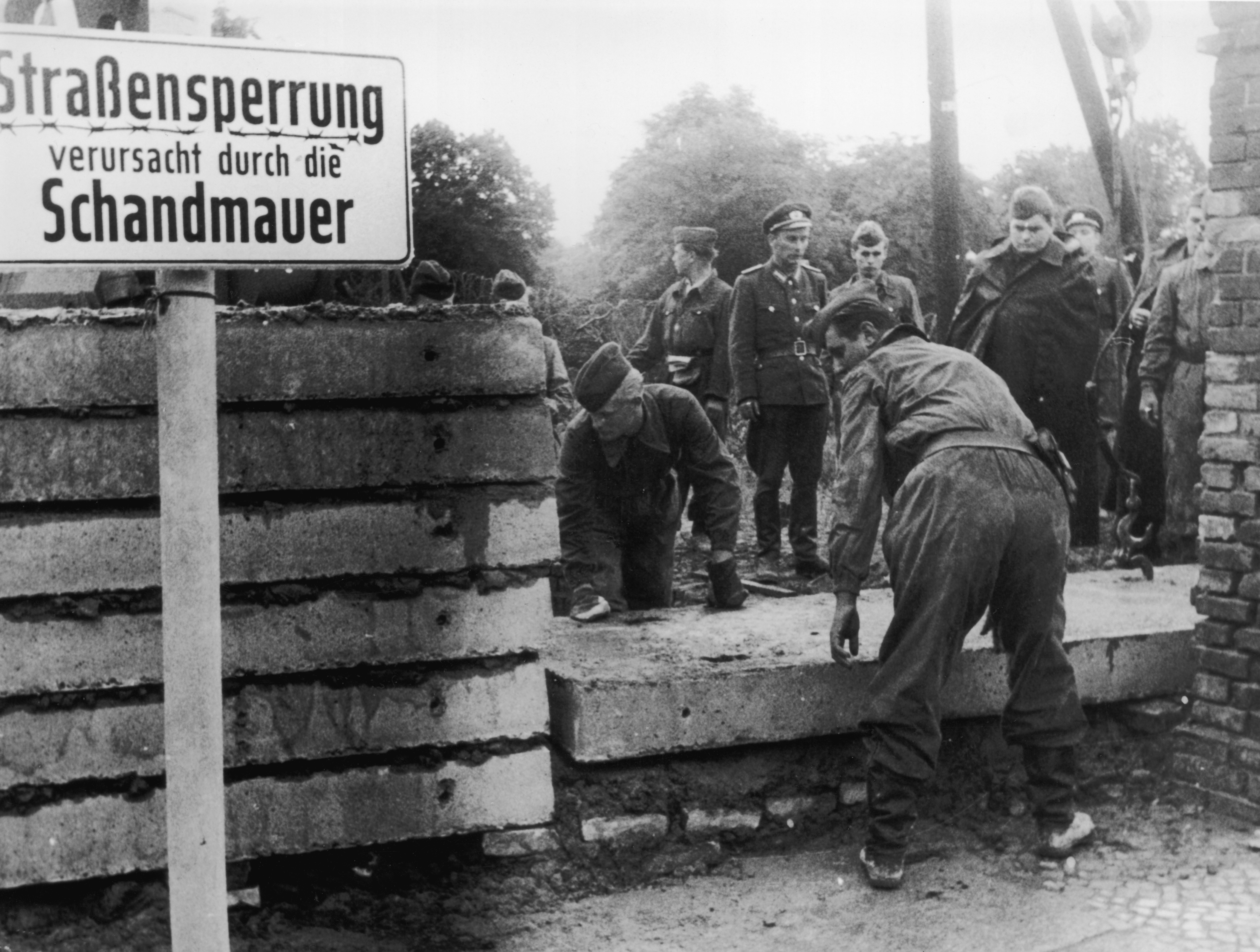 Alambre de espino, 20 metros del muro de Berlín y una torre de vigilancia: el icono de la Guerra Fría reaparece en una exposición en Madrid