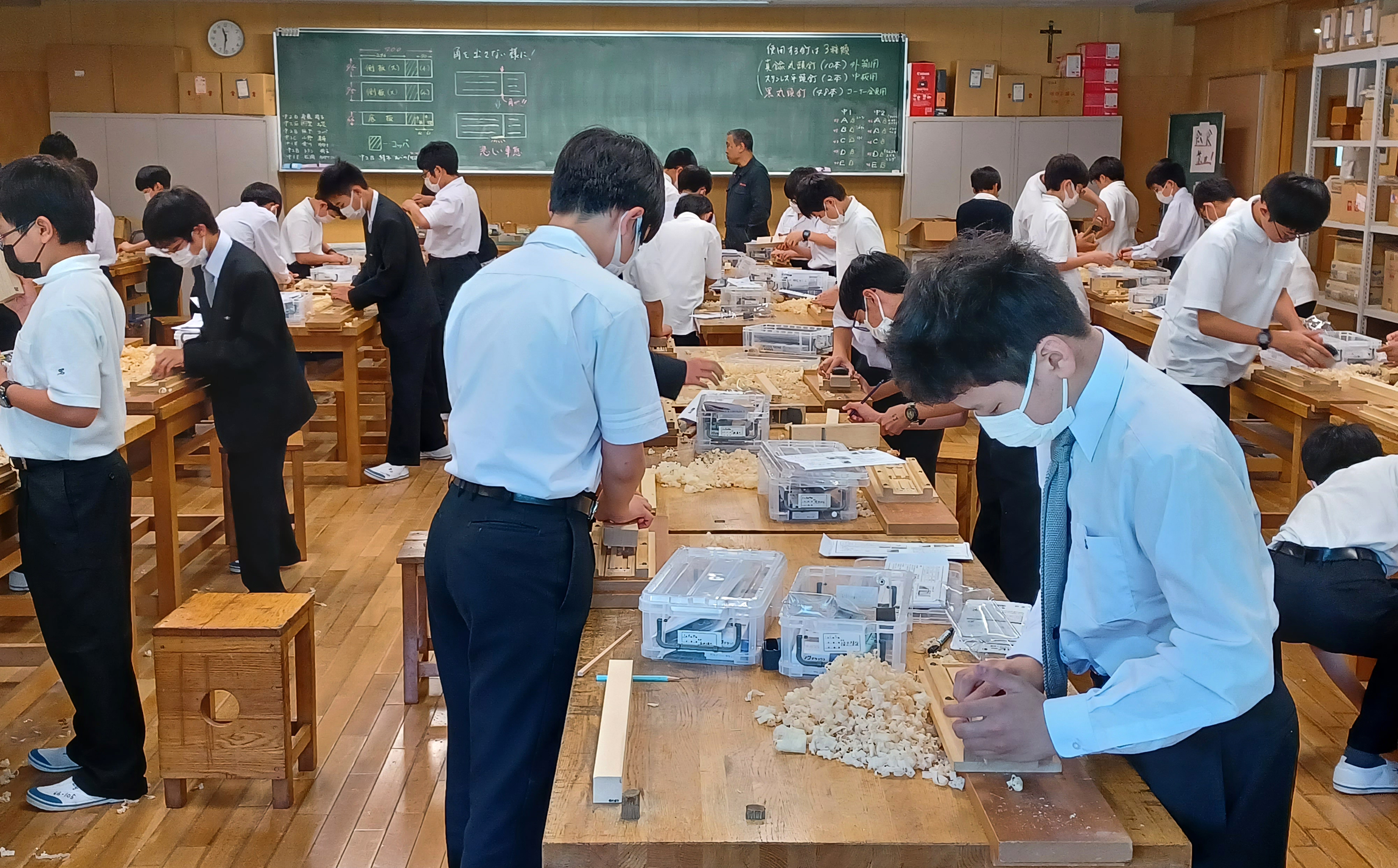 Alunos da Seiko Gakuin High School em Yokohama durante uma aula de artesanato onde aprendem a fazer pauzinhos de madeira.