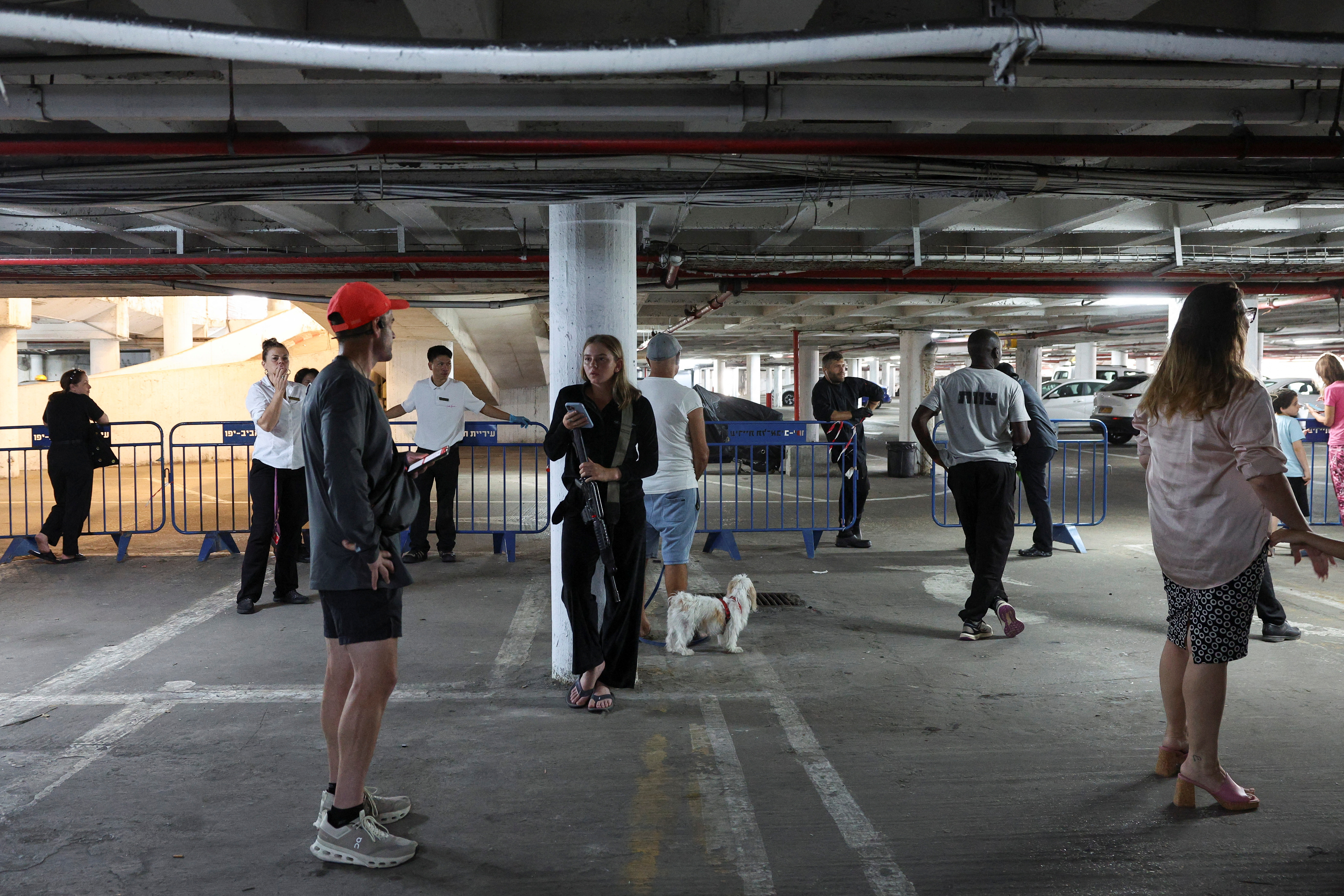 Un grupo de personas se refugia de los ataques iraníes en Tel Aviv, este lunes 23 de junio.