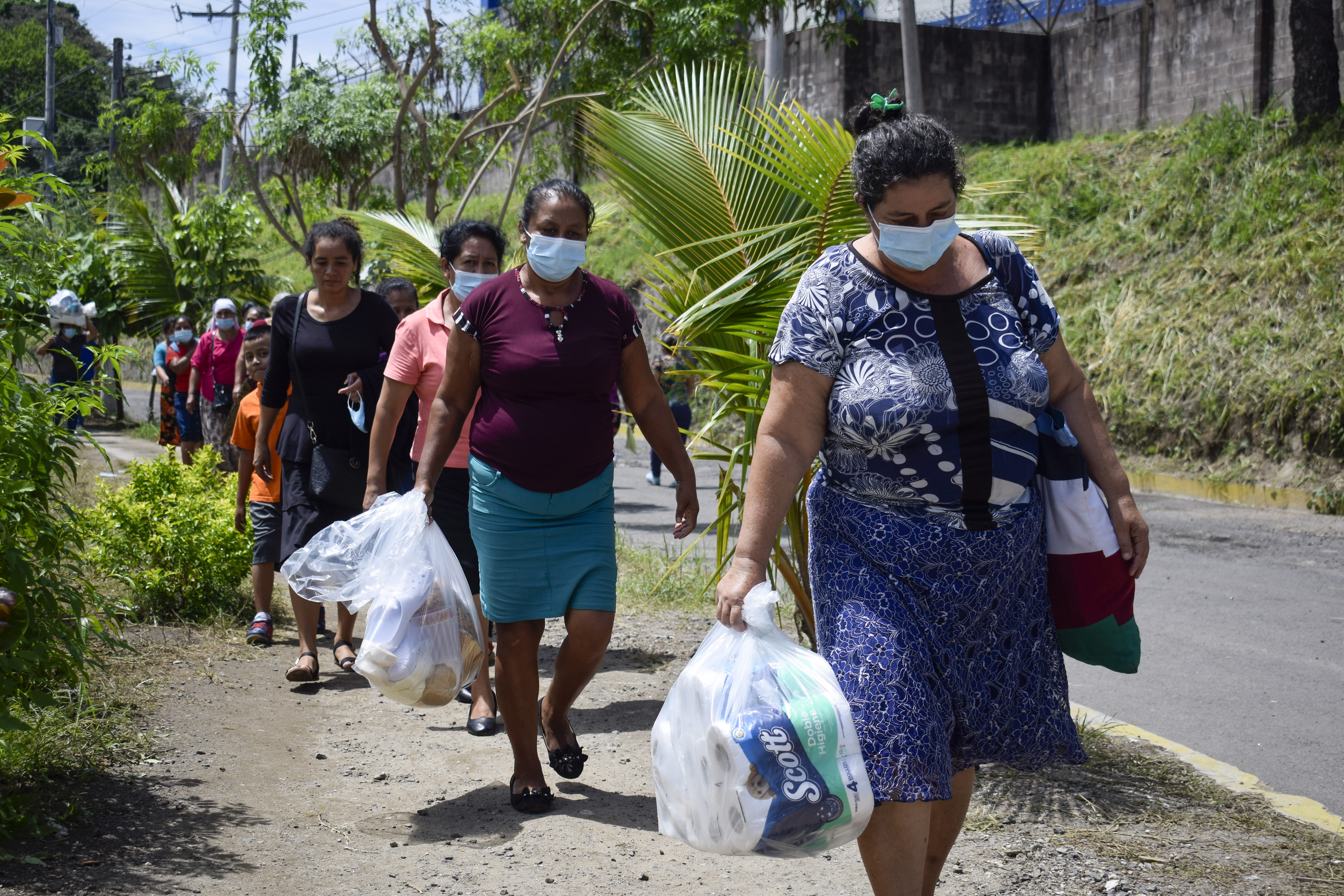 Mulheres salvadorenhas levam comida para seus parentes na prisão La Esperanza.