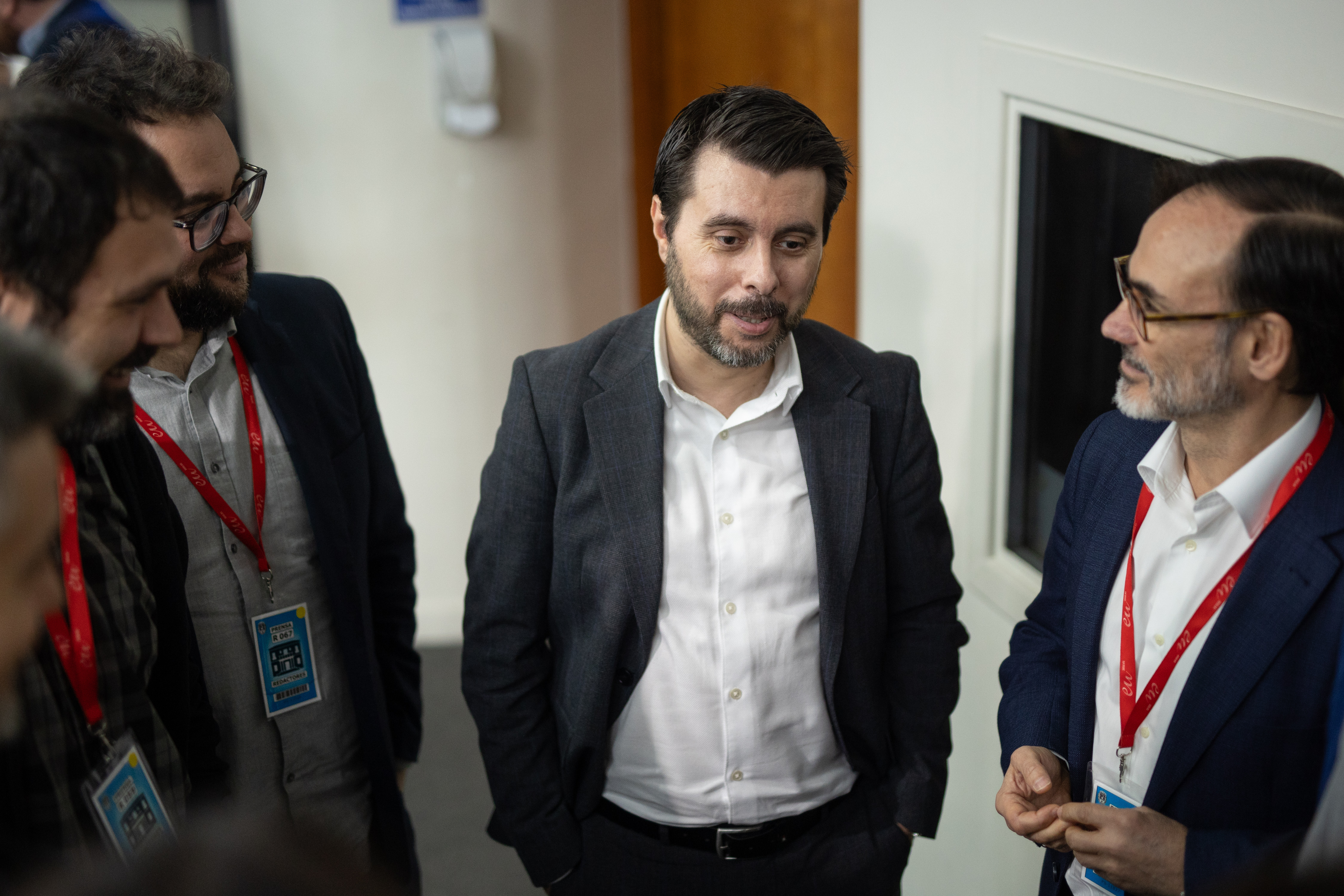 , Ion Antolín (c), durante una rueda de prensa posterior al Consejo de Ministros, en el Palacio de La Moncloa, a 3 de diciembre de 2024, en Madrid (España). El Consejo de Ministros ha aprobado, a propuesta del Ministerio de Ciencia, Innovación y Universidades, una inversión de 1.300 millones de euros para seis convocatorias en materia científica. Dentro de esas seis convocatorias, Morant ha detallado que hay convocatorias que van dirigidas a la inversión en los distintos grupos de investigación para que sigan haciendo investigación básica en España; también hay grandes paquetes para la incorporación de talento científico en todas las etapas, para la transferencia de conocimiento, la colaboración público-privada y también para la investigación en salud.Alejandro Martínez Vélez / Europa Press03 DICIEMBRE 2024;CONSEJO;MINISTROS;MONCLOA03/12/2024