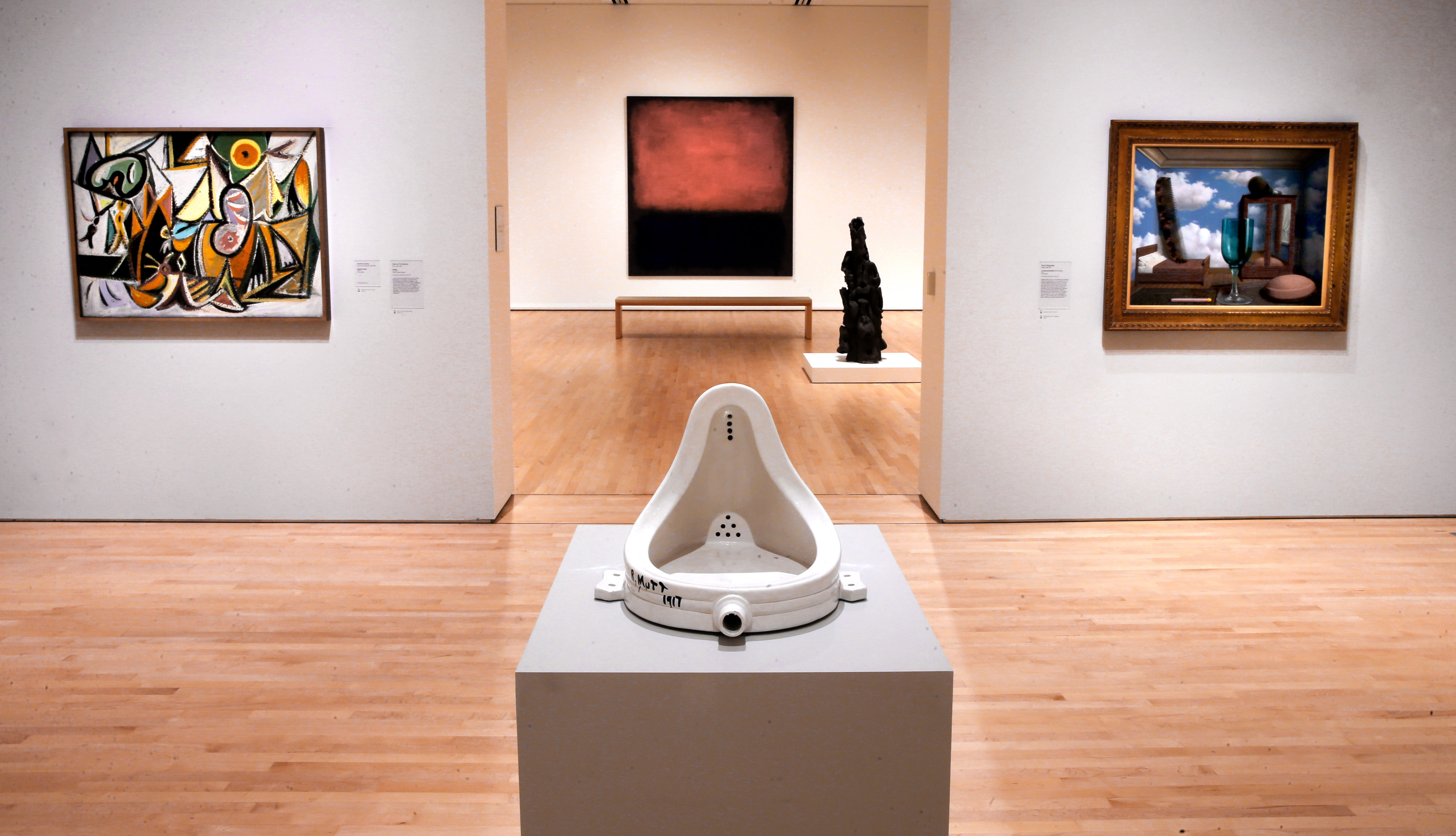 Duchamp, uno de los primeros provocadores desde el conceptualismo. La Fuente en la adición recién terminada del Museo de Arte Moderno de San Francisco, California, abril de 2016.