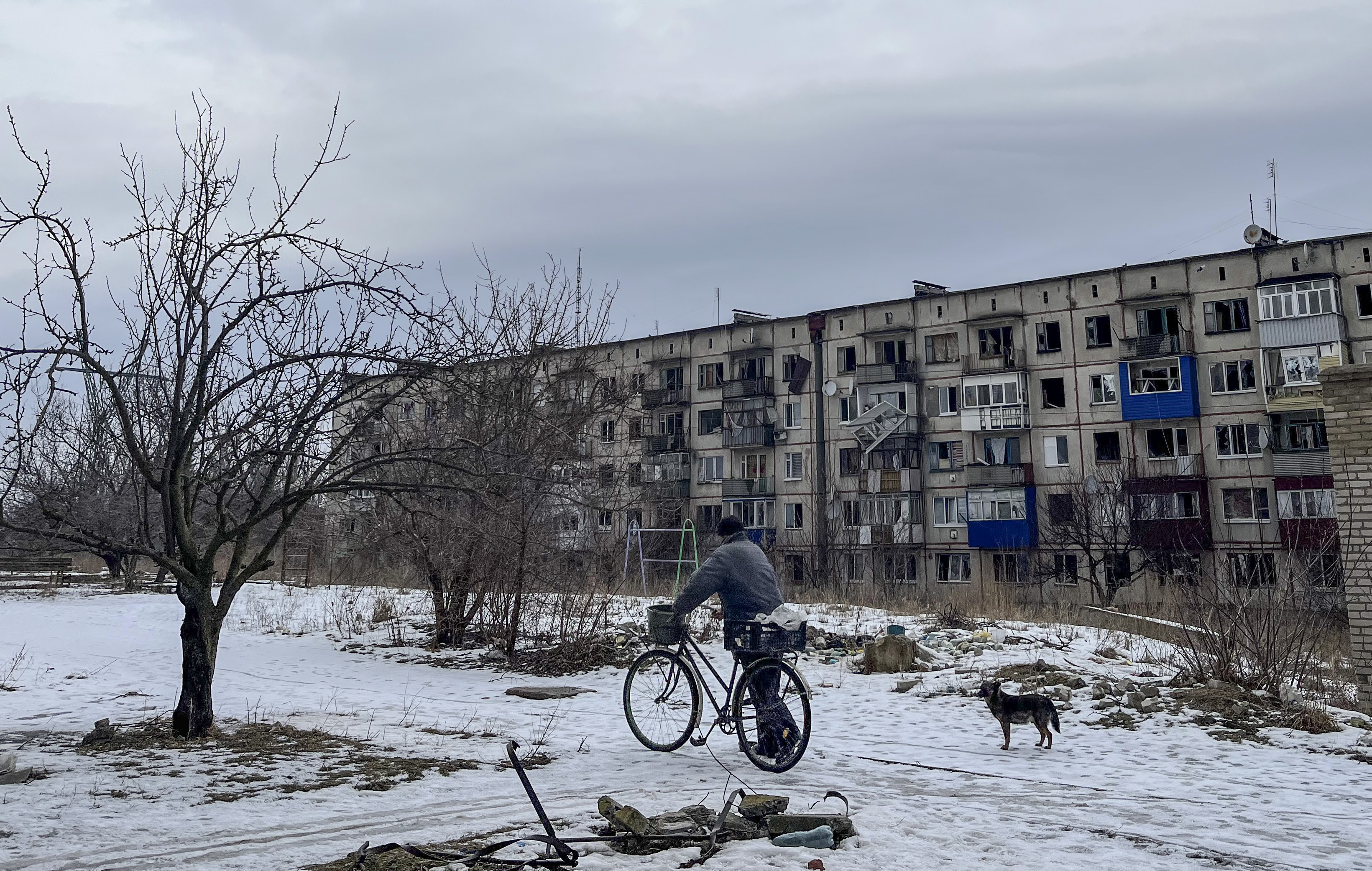 Um residente de Siversk retorna ao abrigo após coletar neve. /SRA